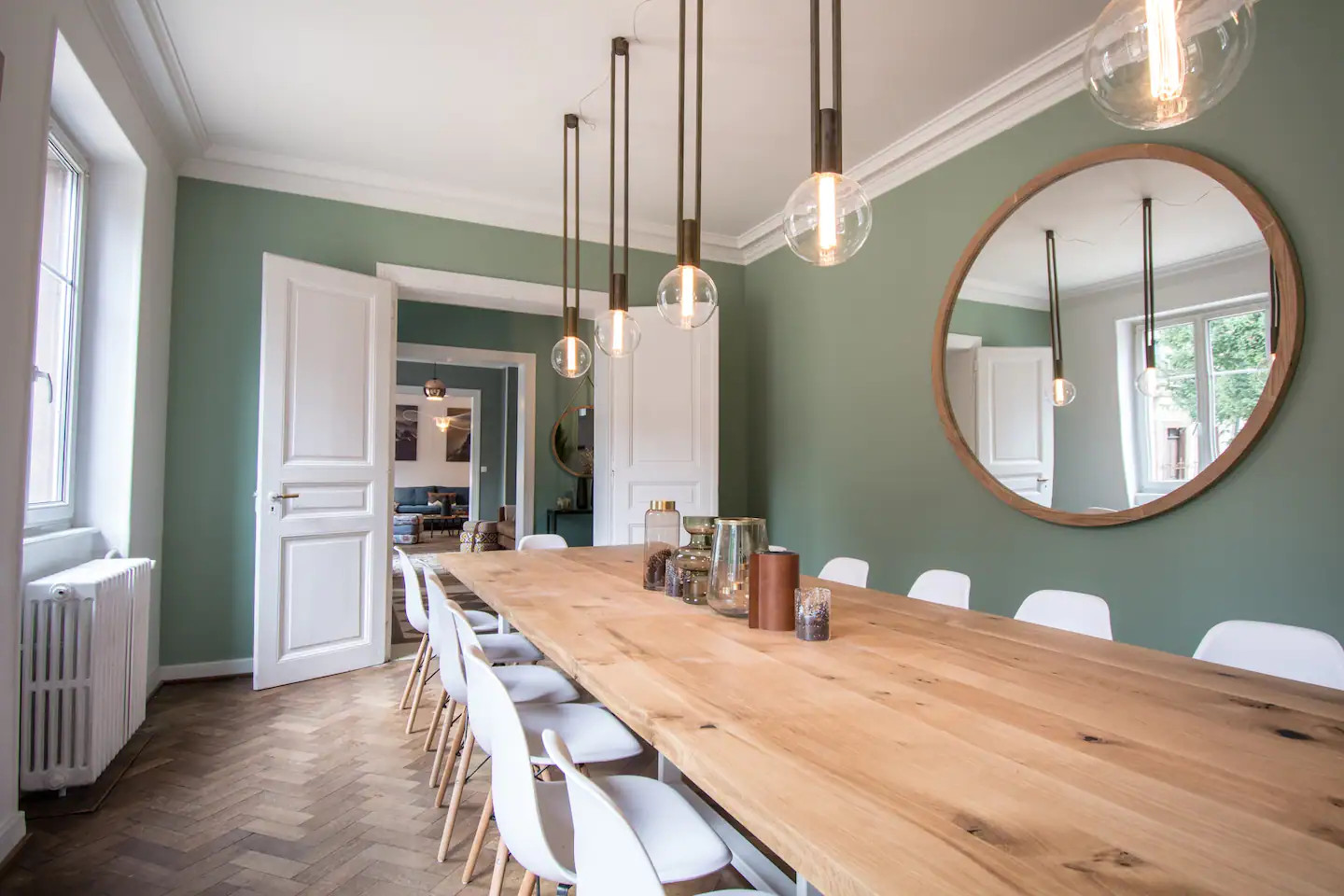 salle à manger murs verts maison rénovée