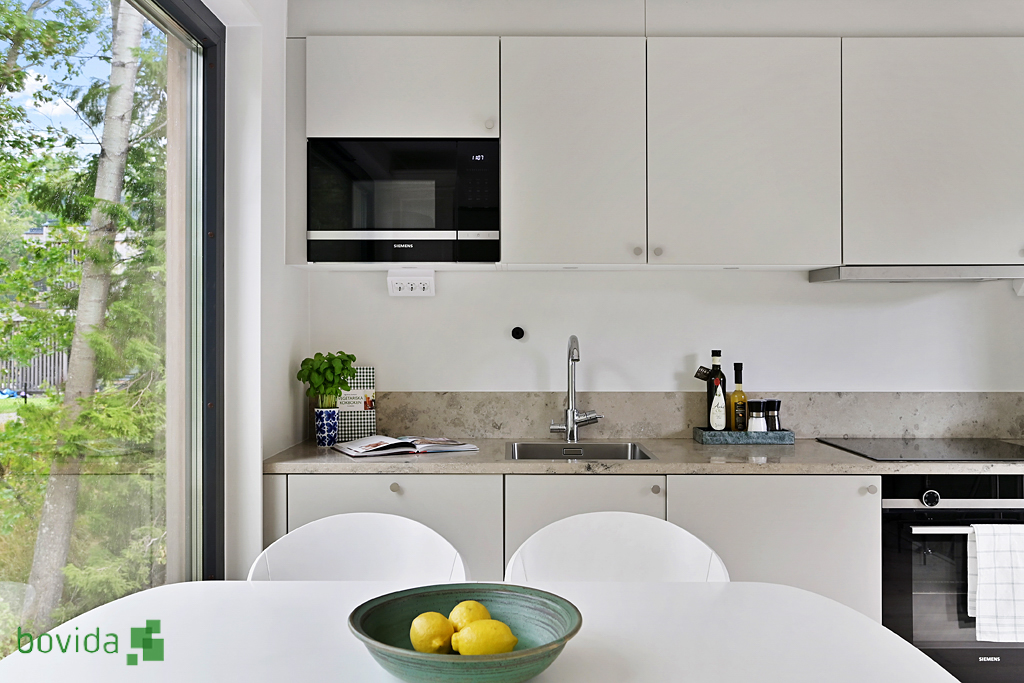 cuisine design blanche avec plan de travail gris