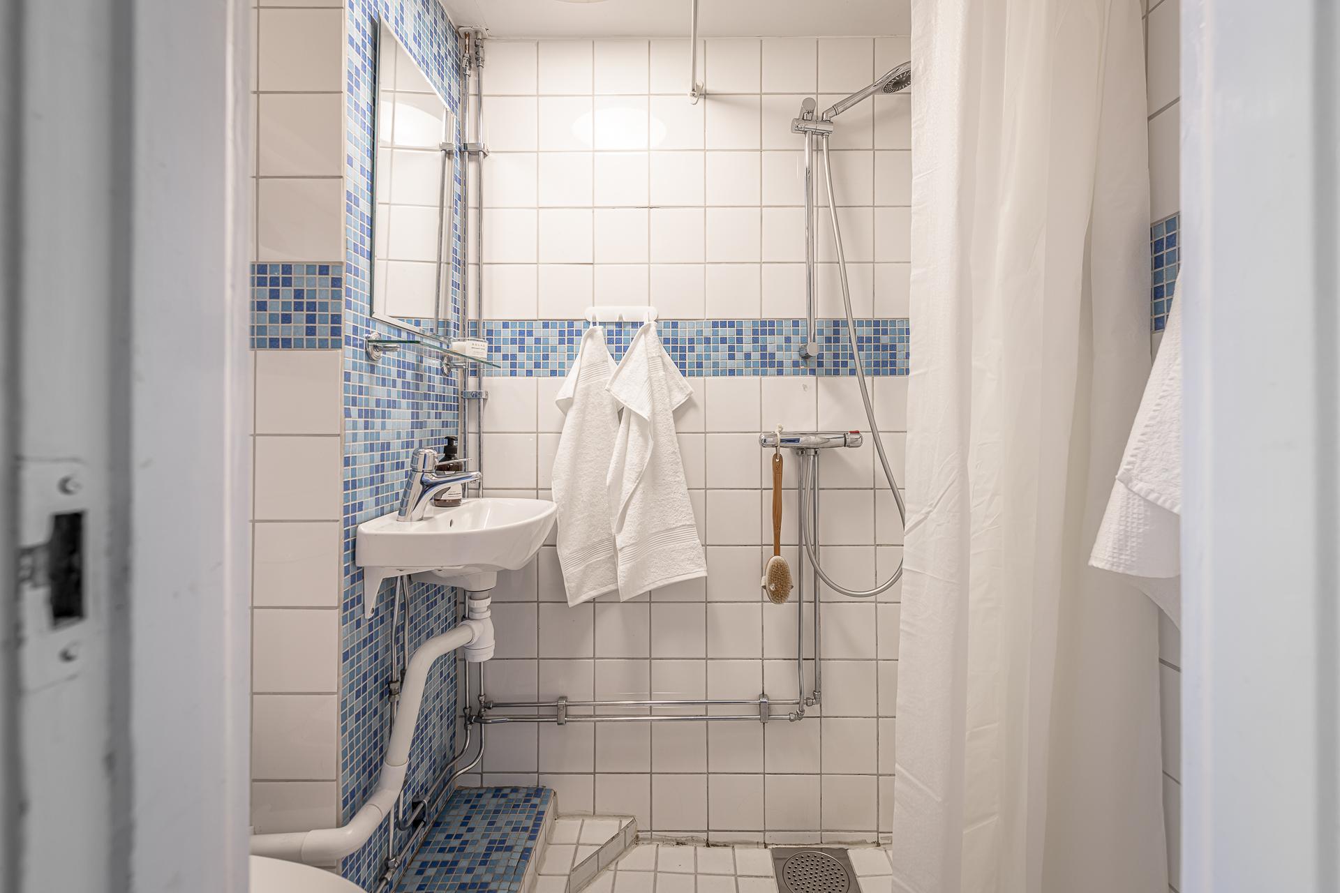 salle de bain blanche et bleue