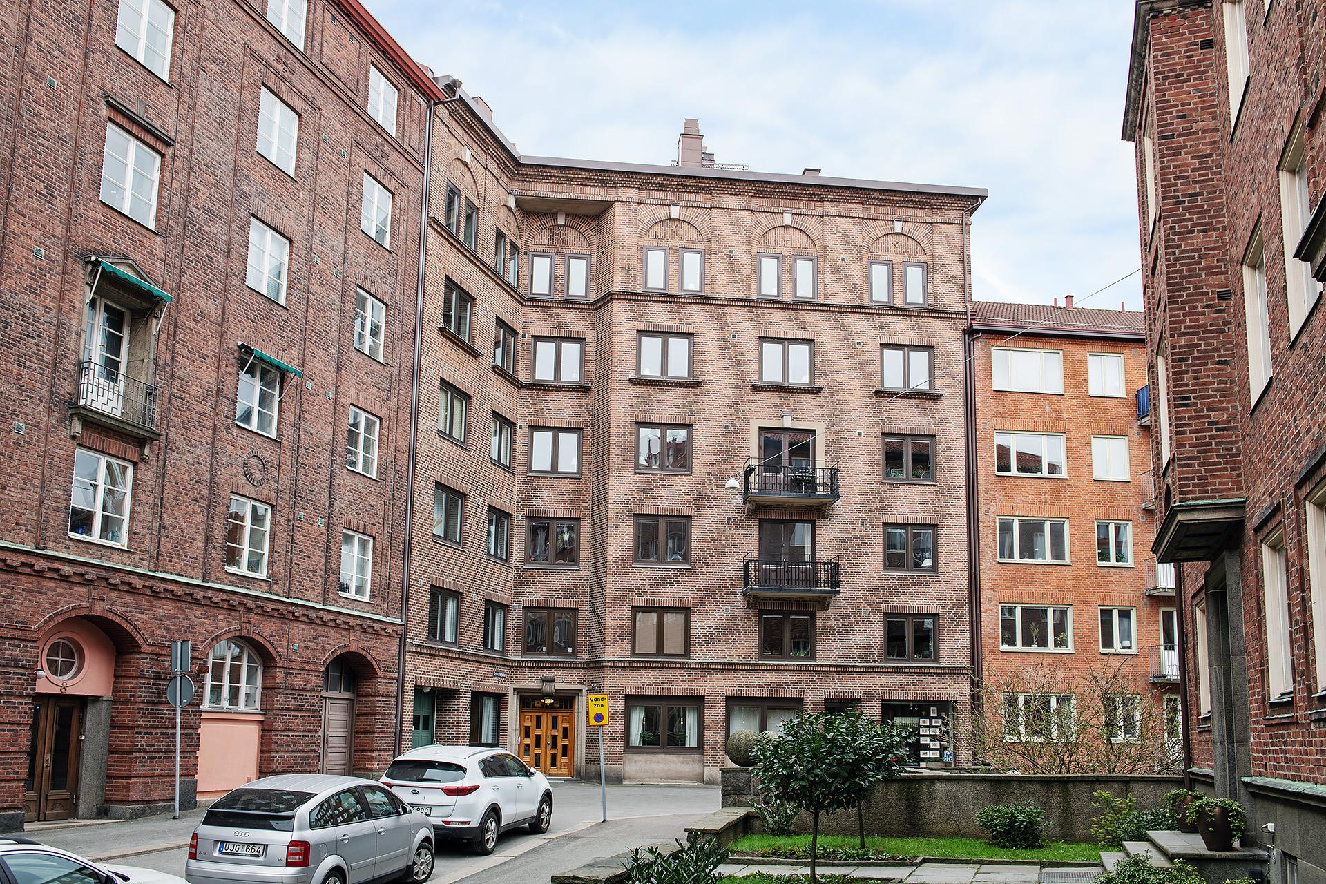 façade immeuble briques