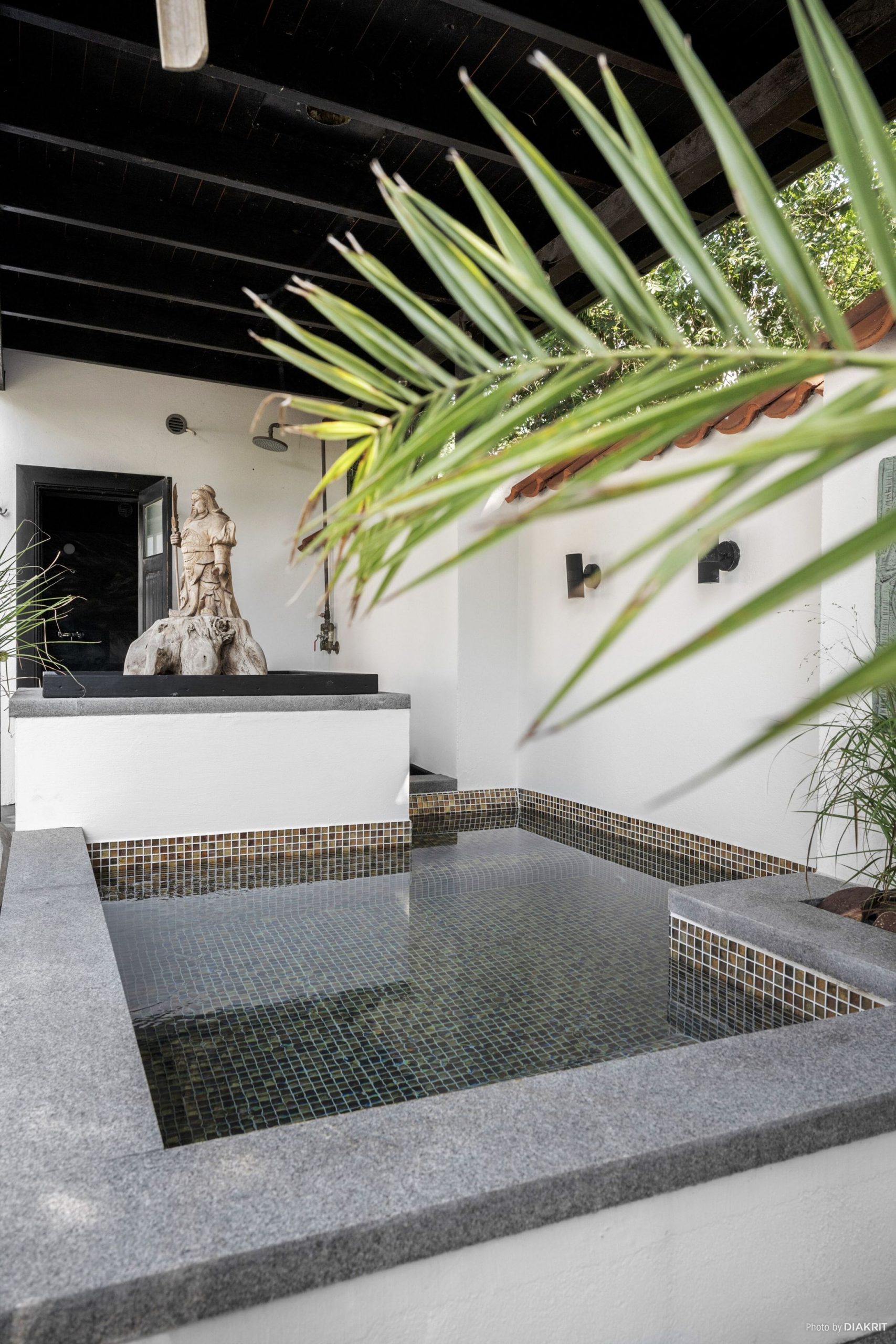 bain japonais type onsen dans jardin