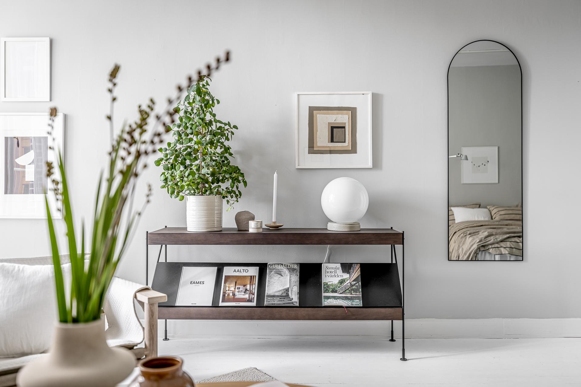 salon mur et sol blancs
