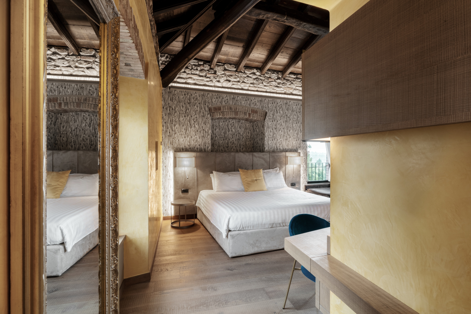 chambre avec poutres maison Italie chambre avec poutres maison Italie