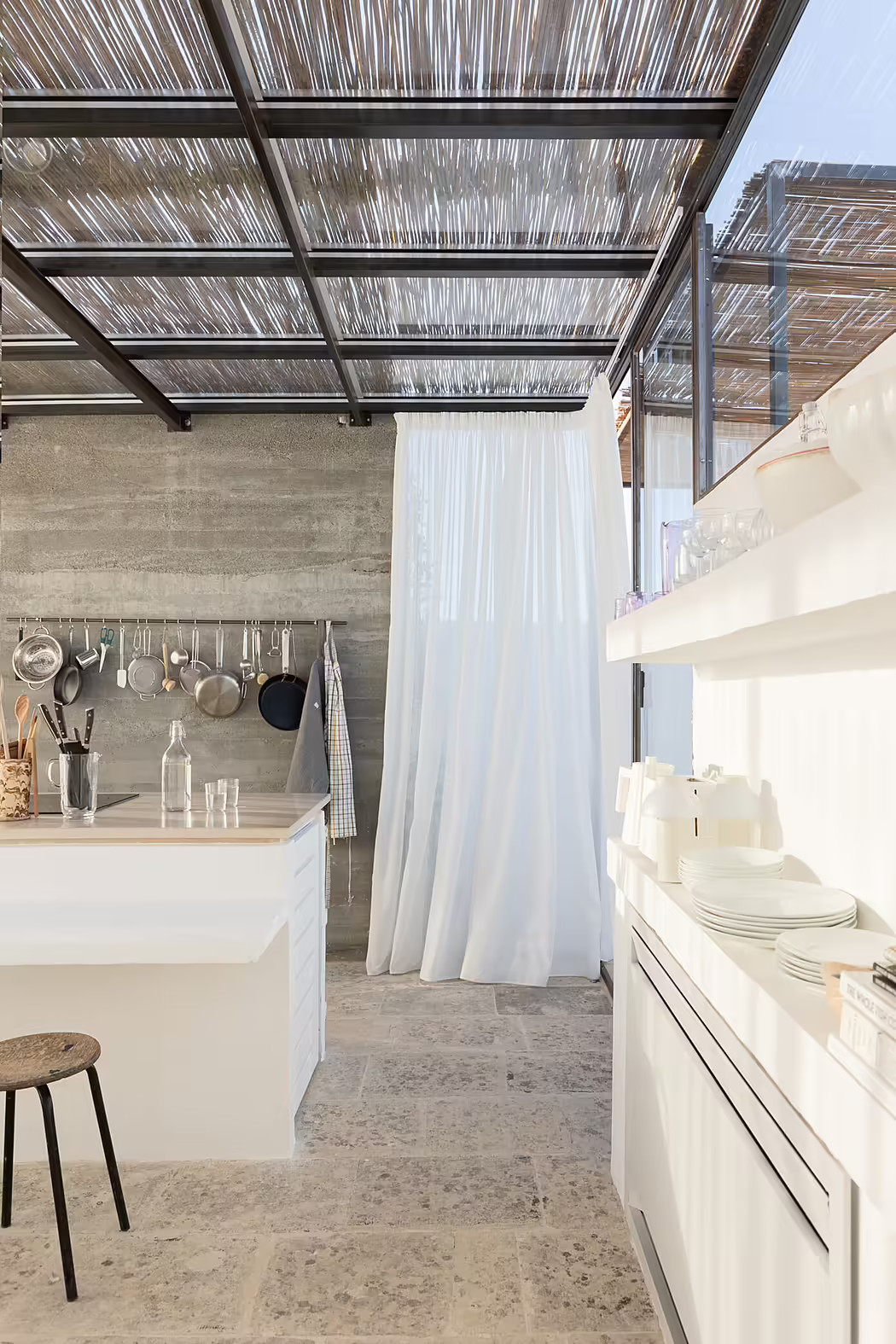 cuisine sous pergola maison blanche et pure