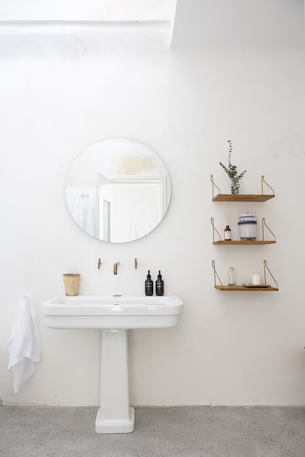 salle de bain blanche avec puit de lumière