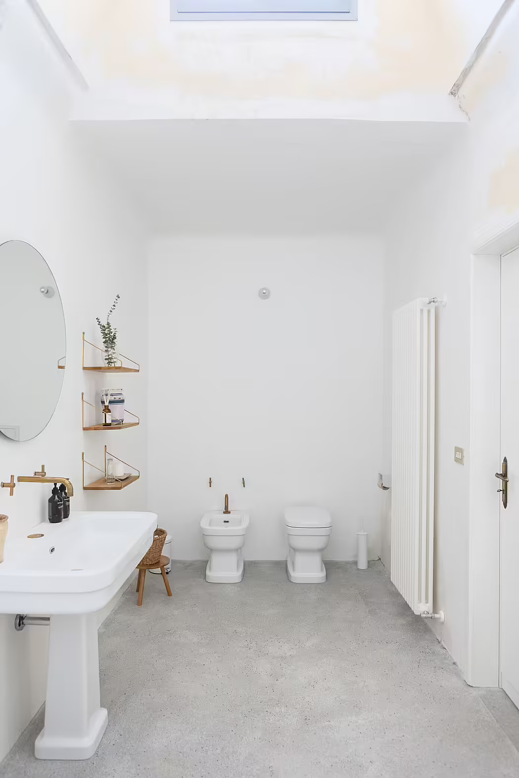 salle de bain blanche avec puit de lumière