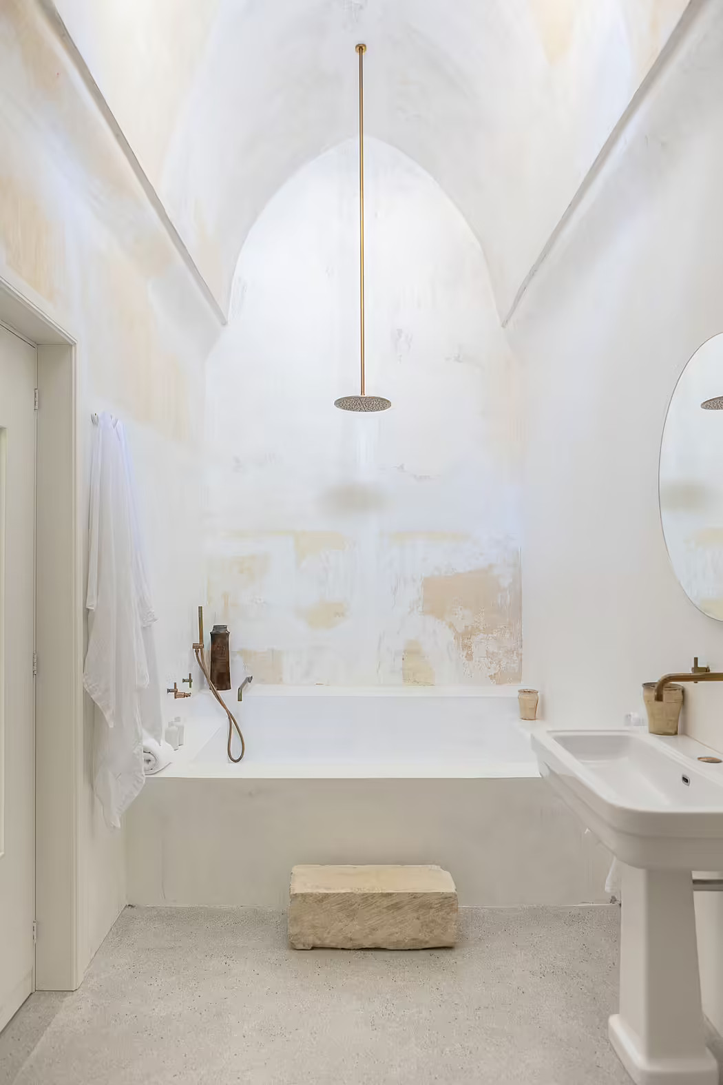 salle de bain plafond voûté décoration blanche et naturelle