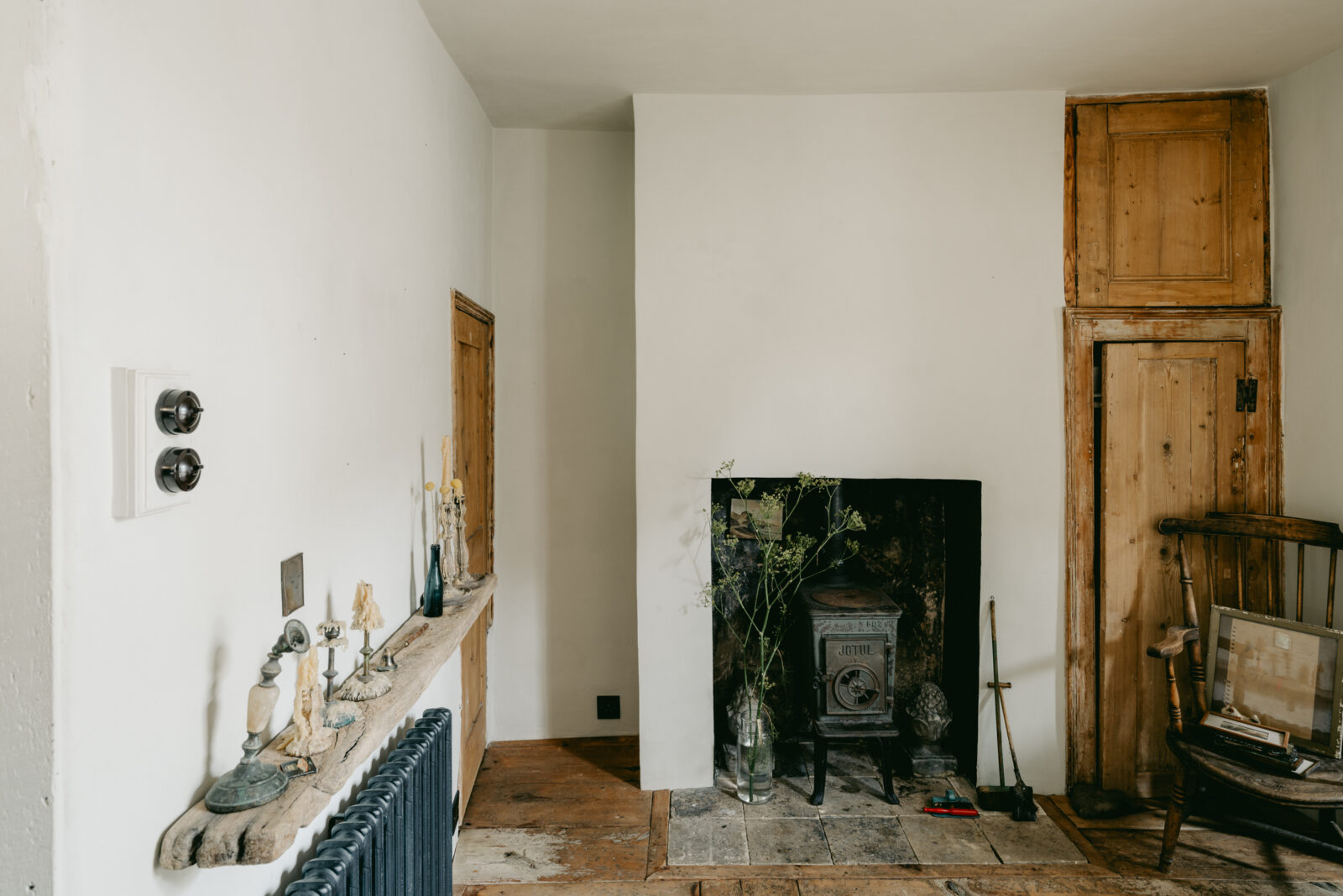 salon maison ancienne avec cheminée