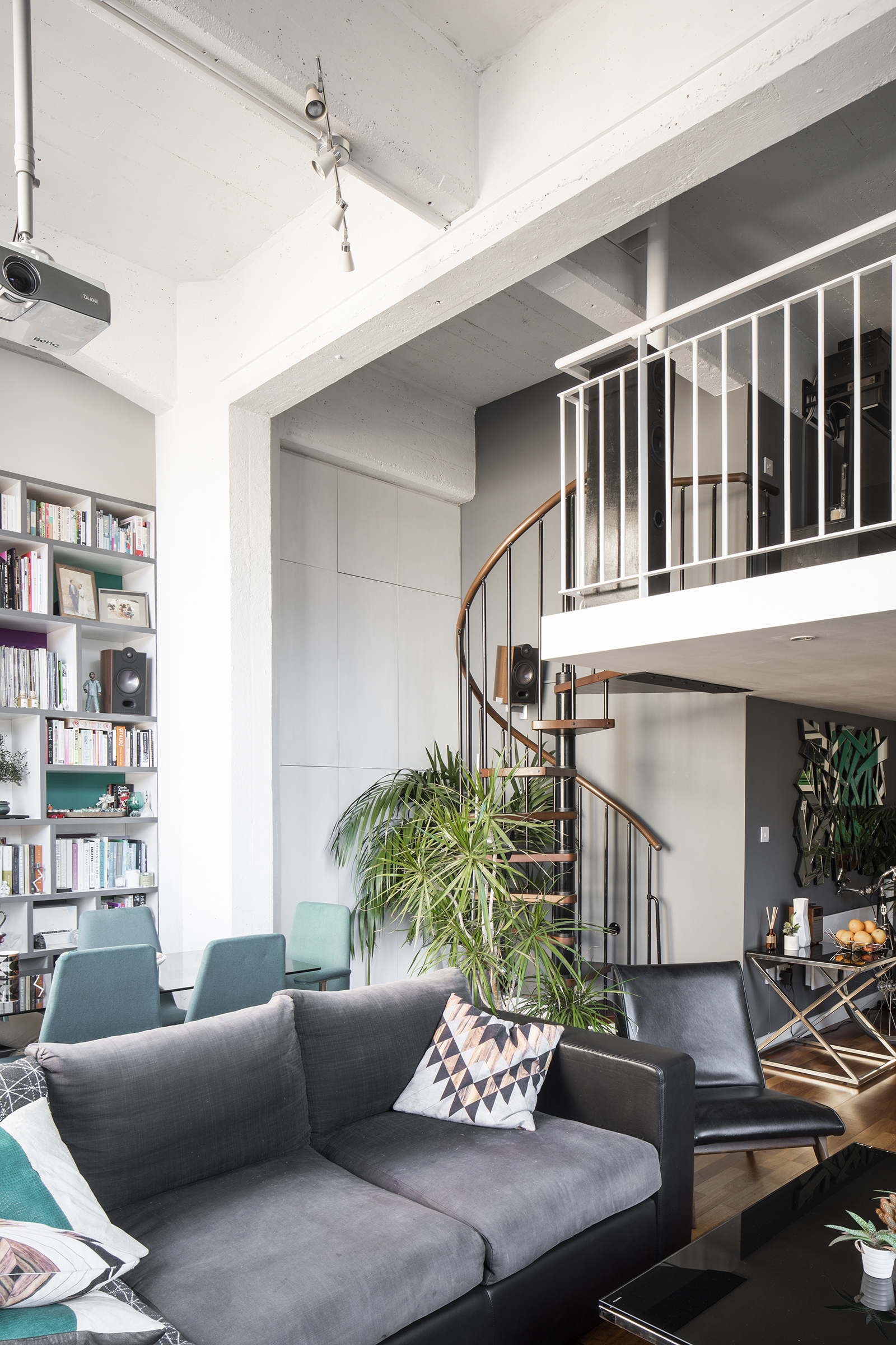 salon loft avec mezzanine