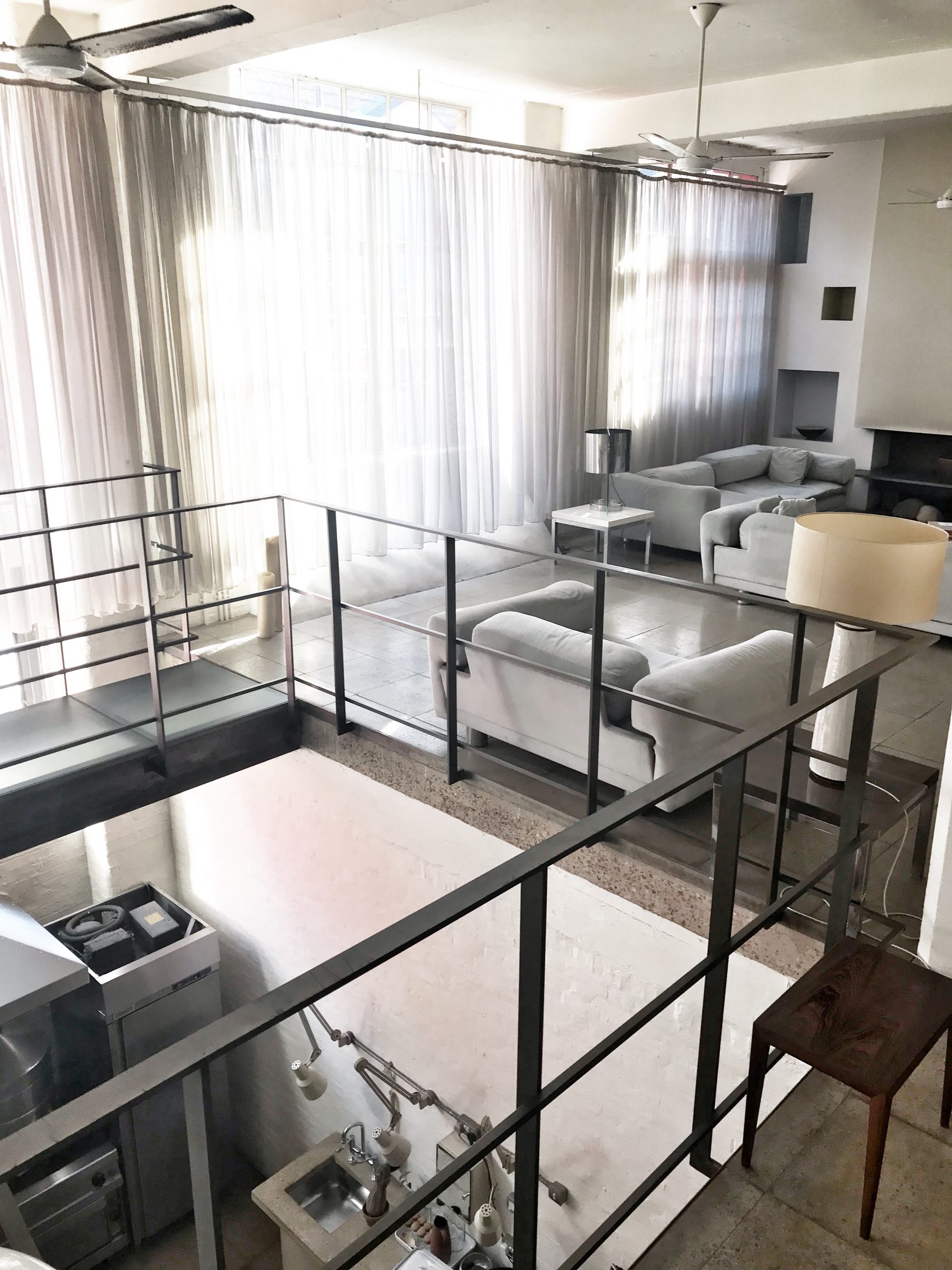 salon loft avec cheminée béton