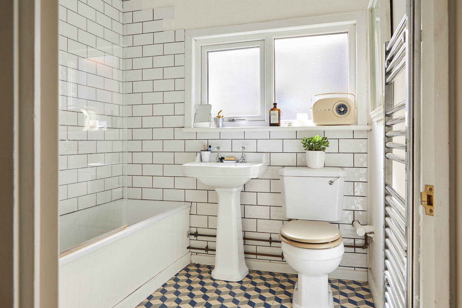 salle de bain sol carreaux de ciment à damier