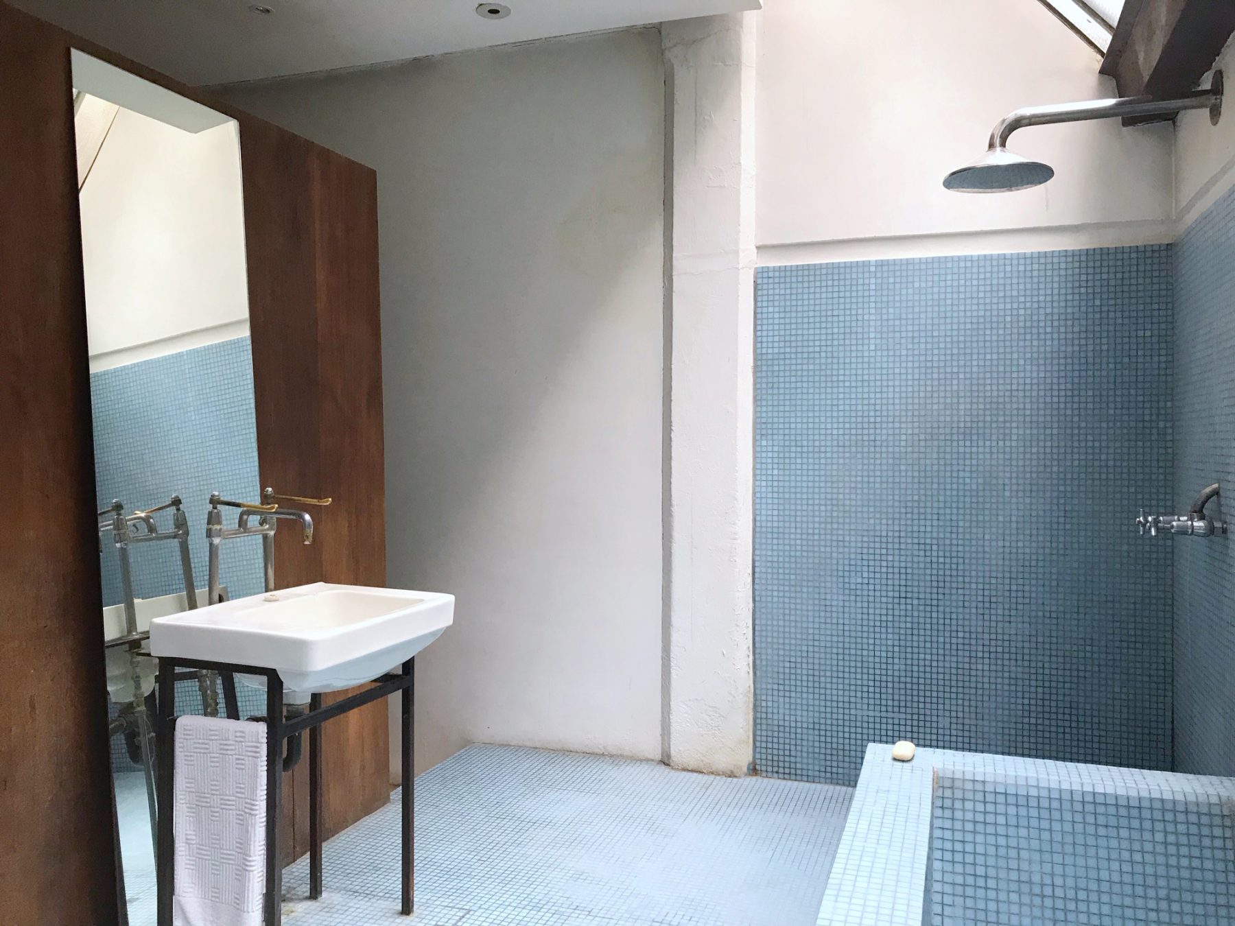 salle de bain béton et carrelage bleu