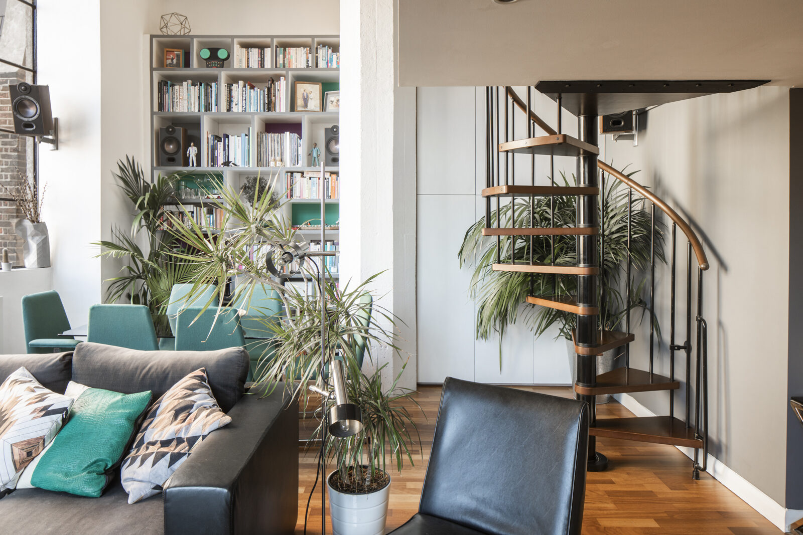salon loft avec escalier