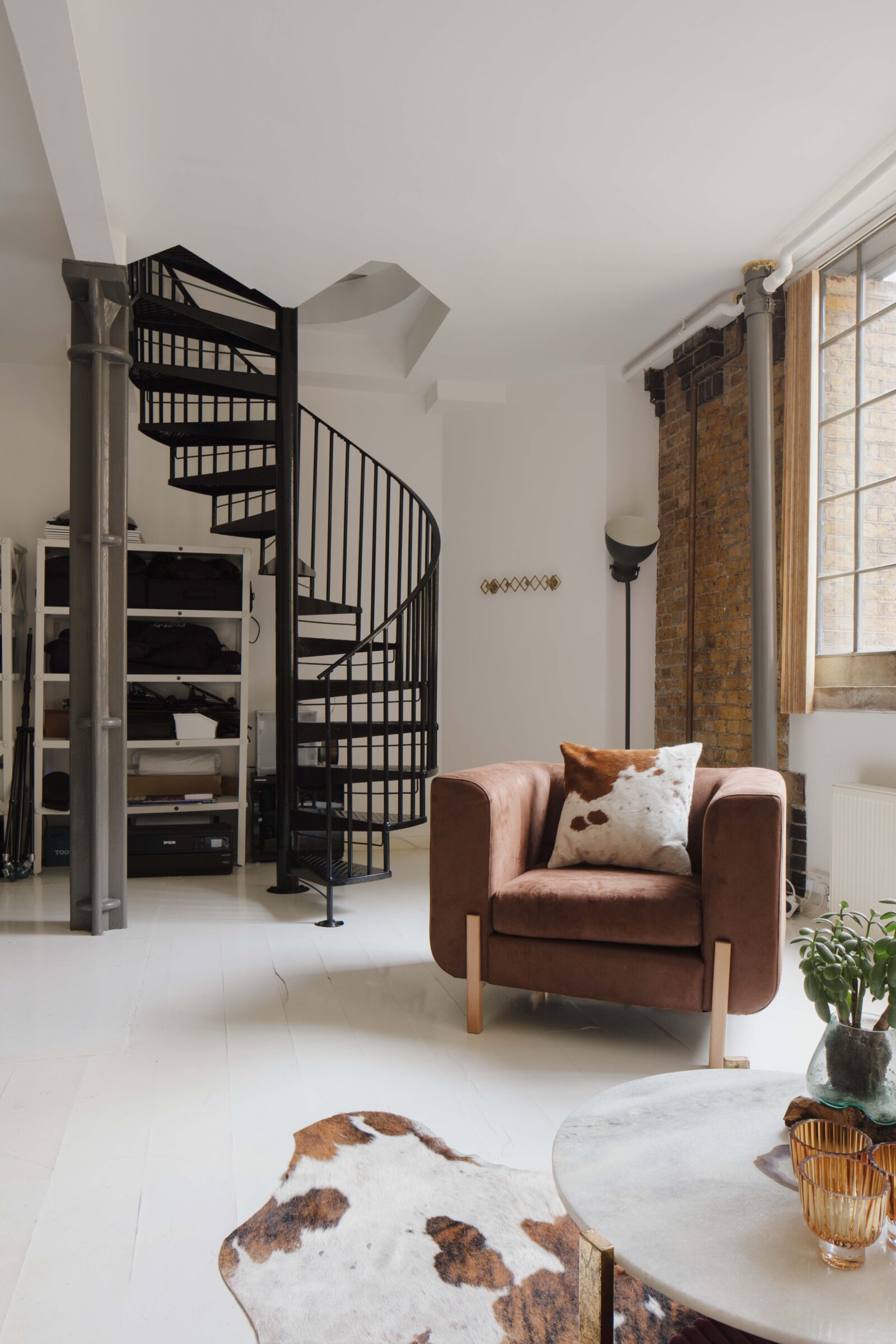 salon loft Londres avec escalier métal salon loft Londres avec escalier métal