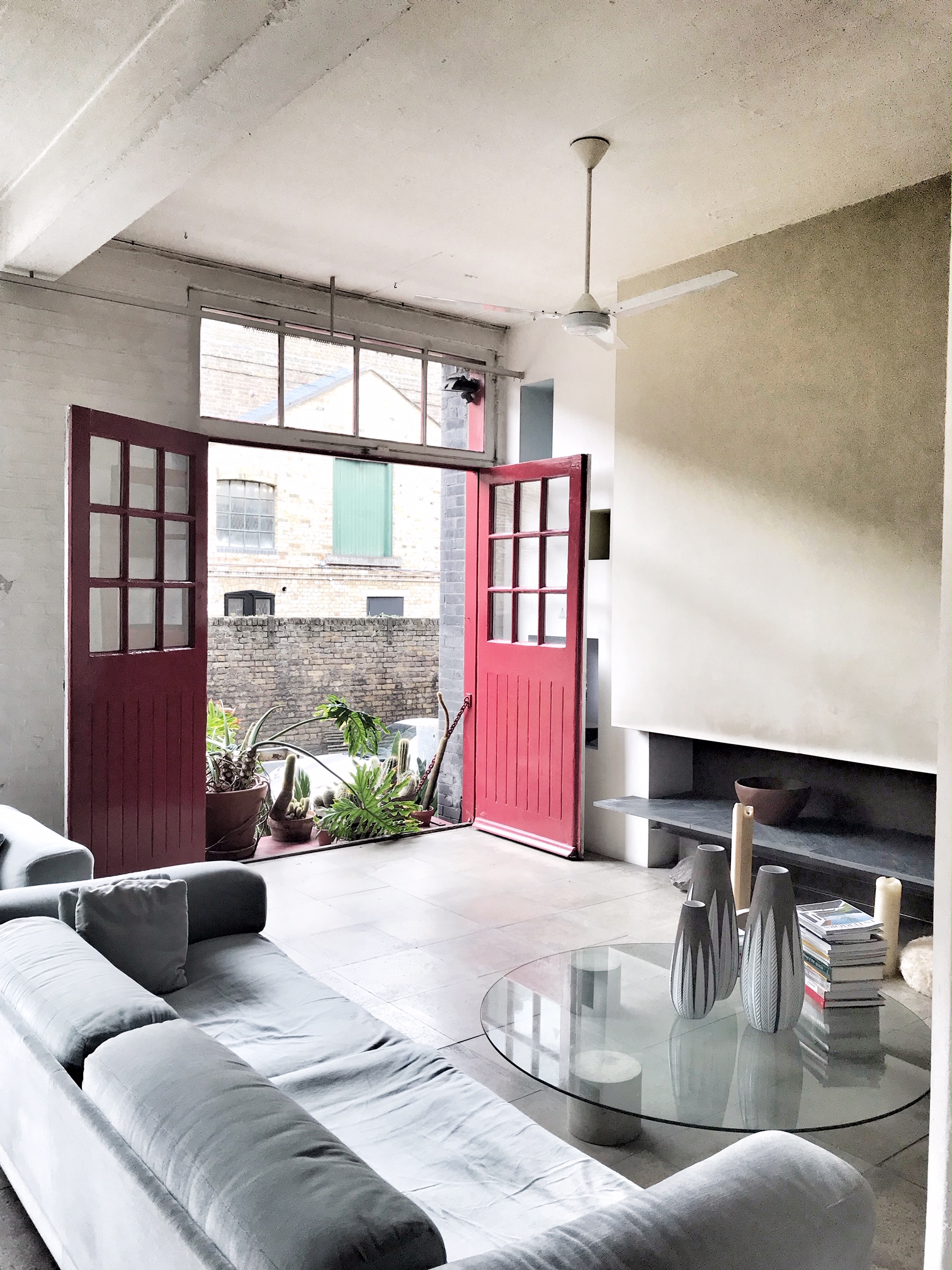 salon design avec cheminée béton