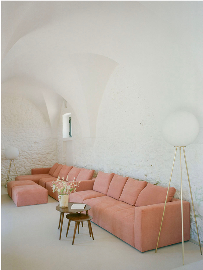 salon avec arche en pierre Masseria Belvedere
