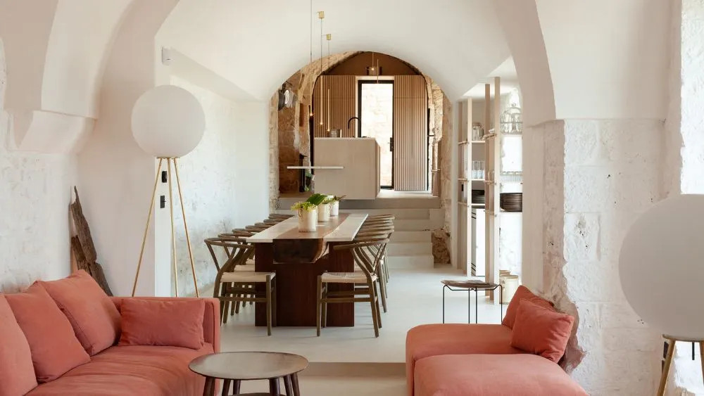 salon avec arche Masseria Belvedere maison en pierre rénovée dans les Pouilles
