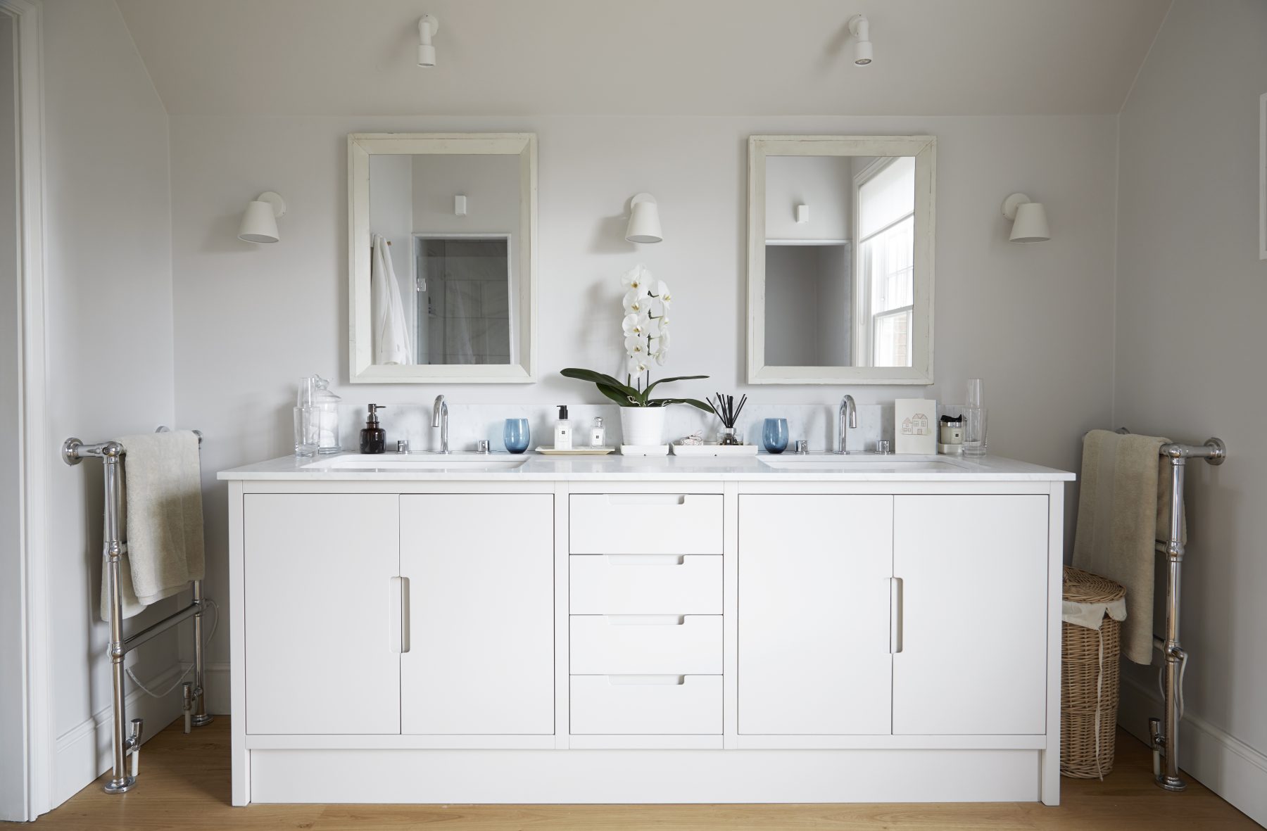salle de bain blanche décoration contemporaine