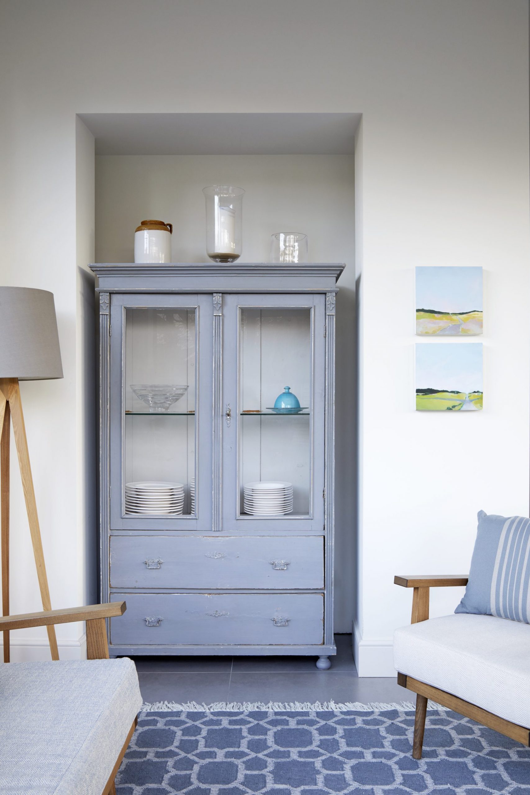 vitrine bleue dans salon