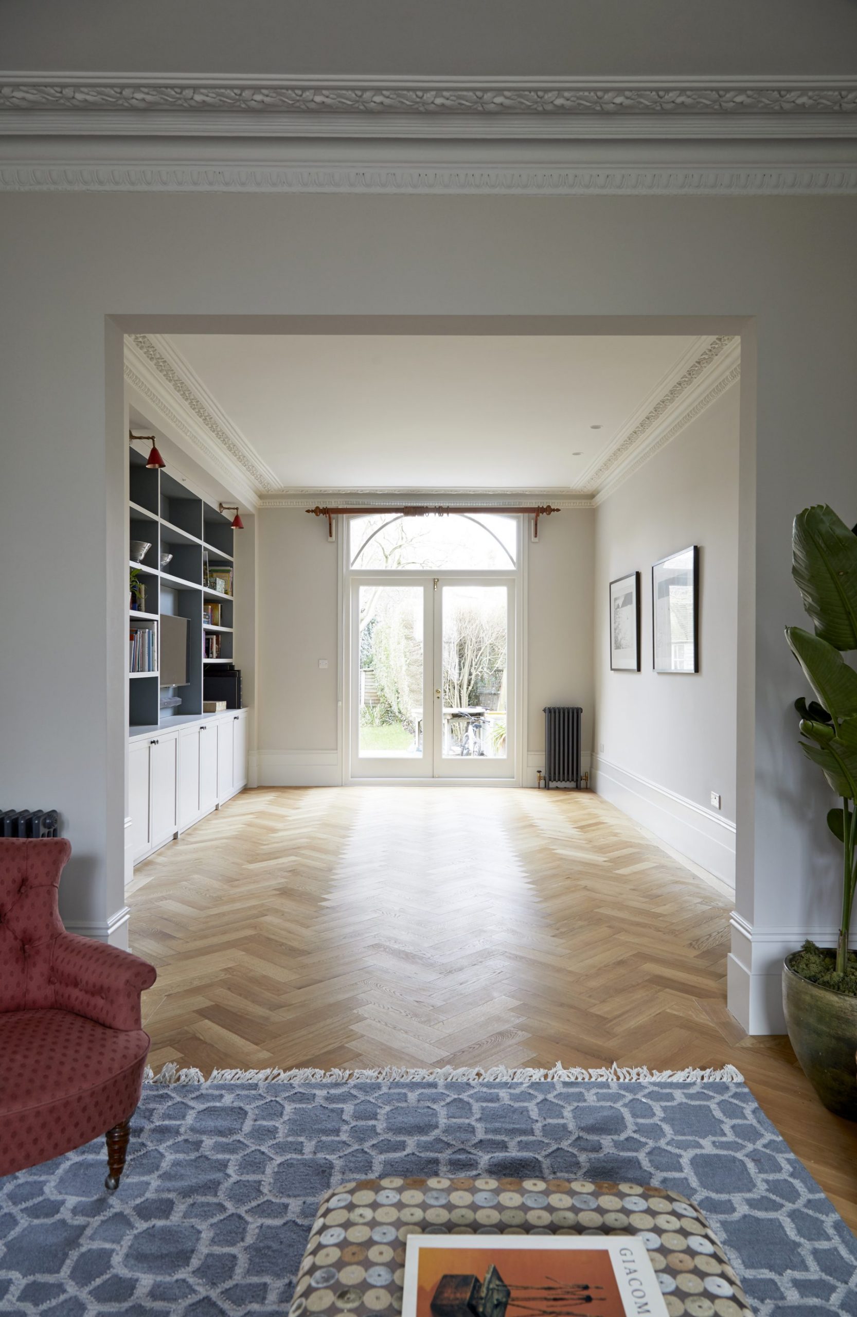salon avec parquet à chevrons