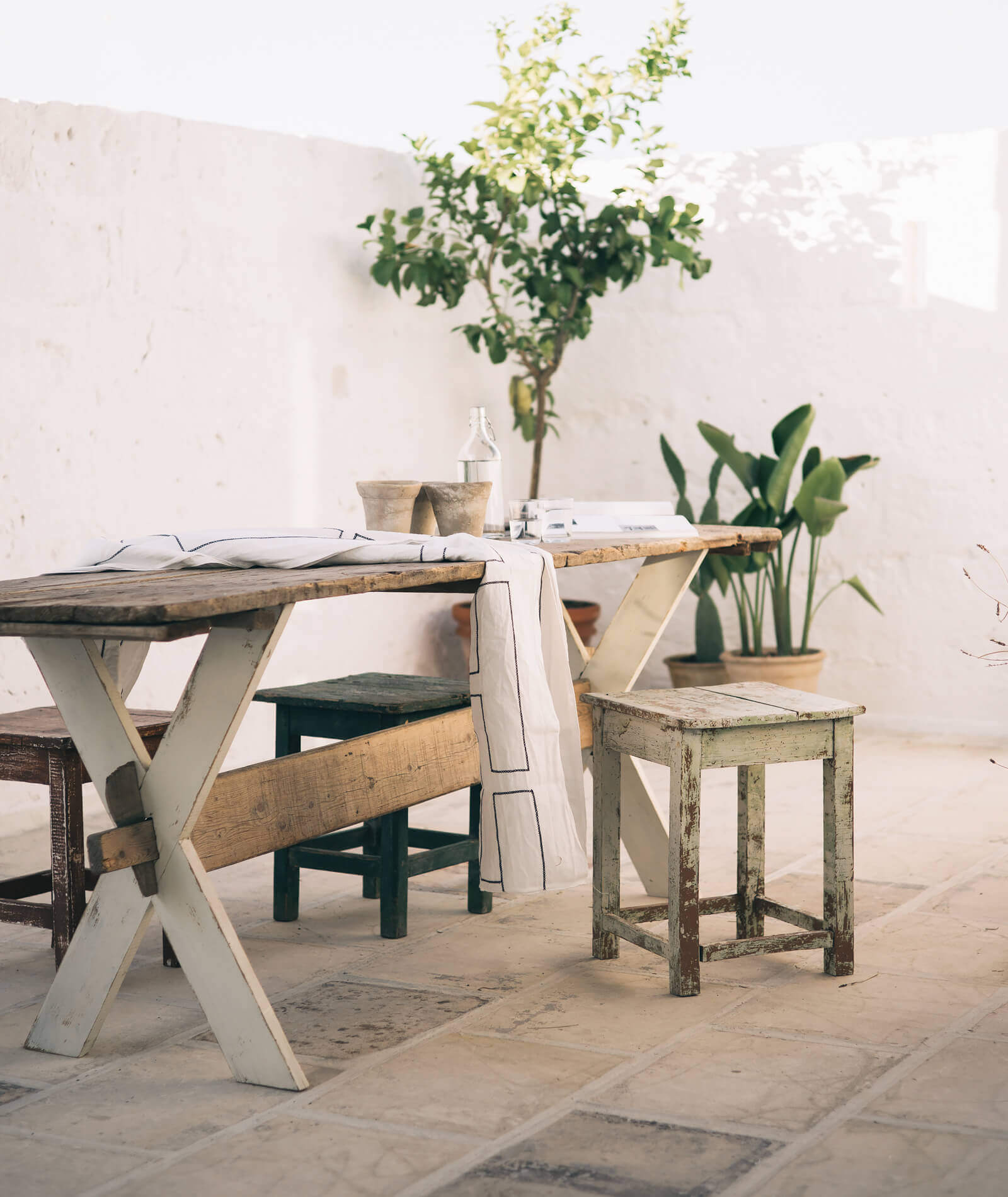 terrasse décoration blanche et bois