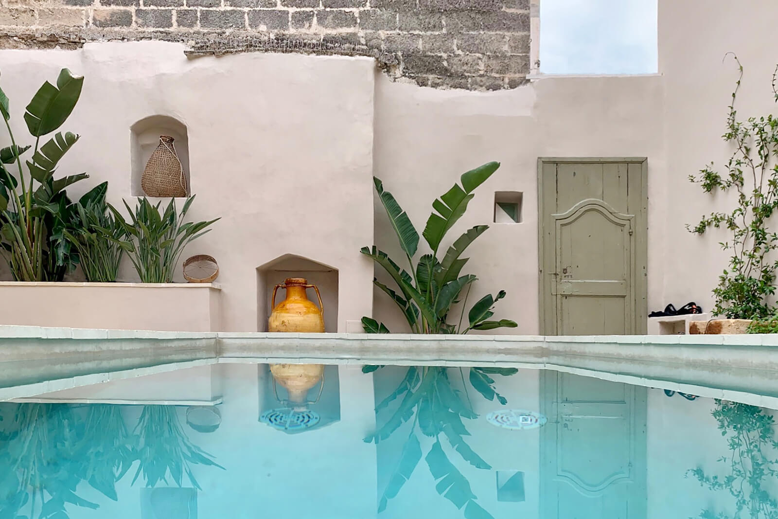 patio avec piscine turquoise maison Pouilles patio avec piscine turquoise maison Pouilles