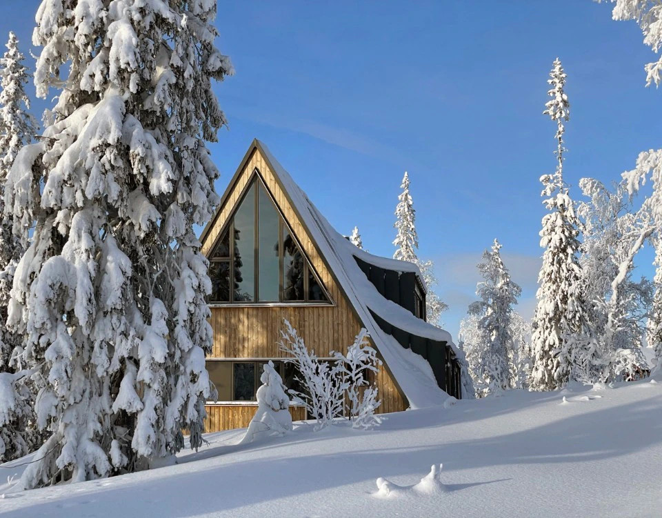 Maison A-Frame dans la neige Maison A-Frame dans la neige