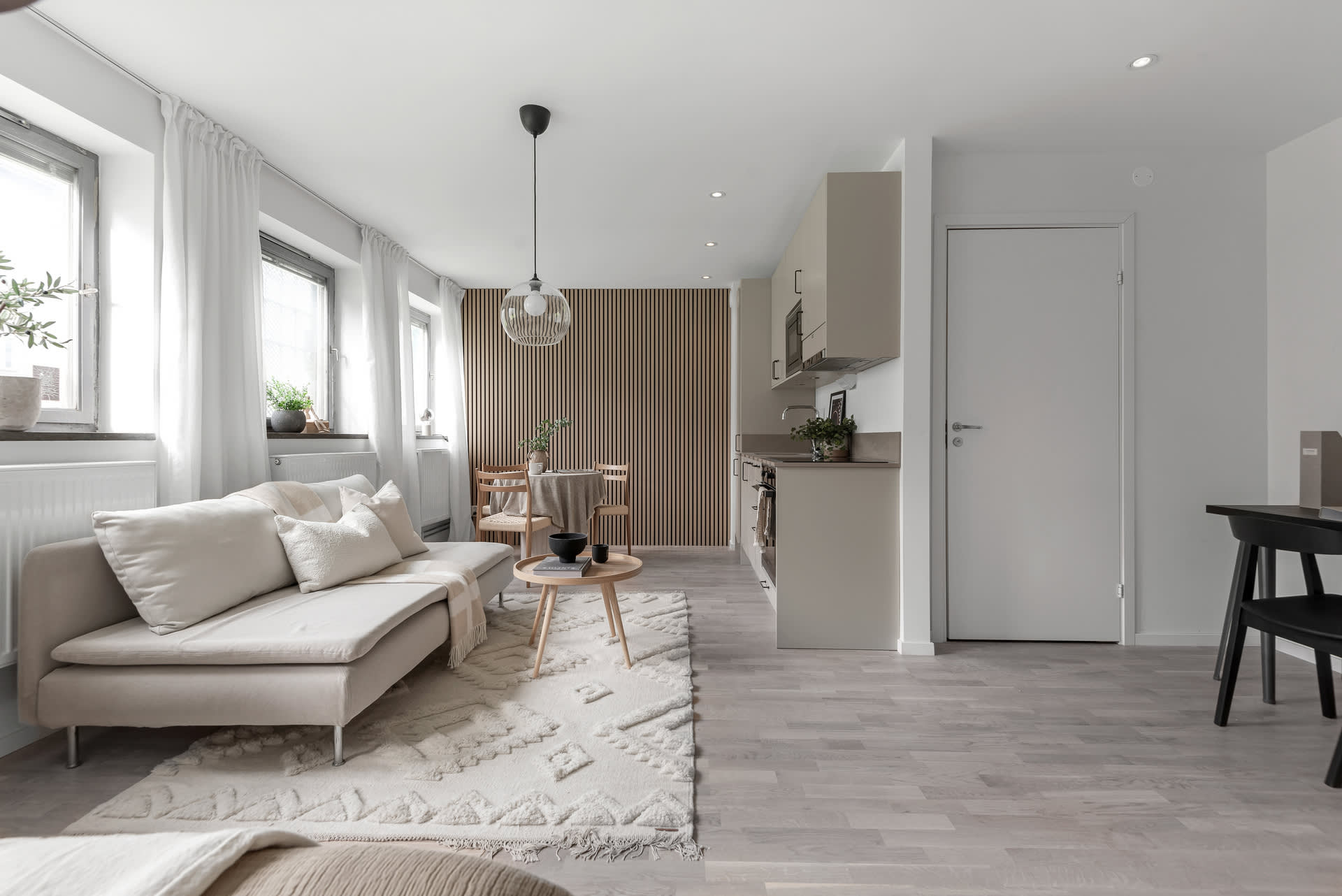 salon et cuisine studio 31m2 décoration beige