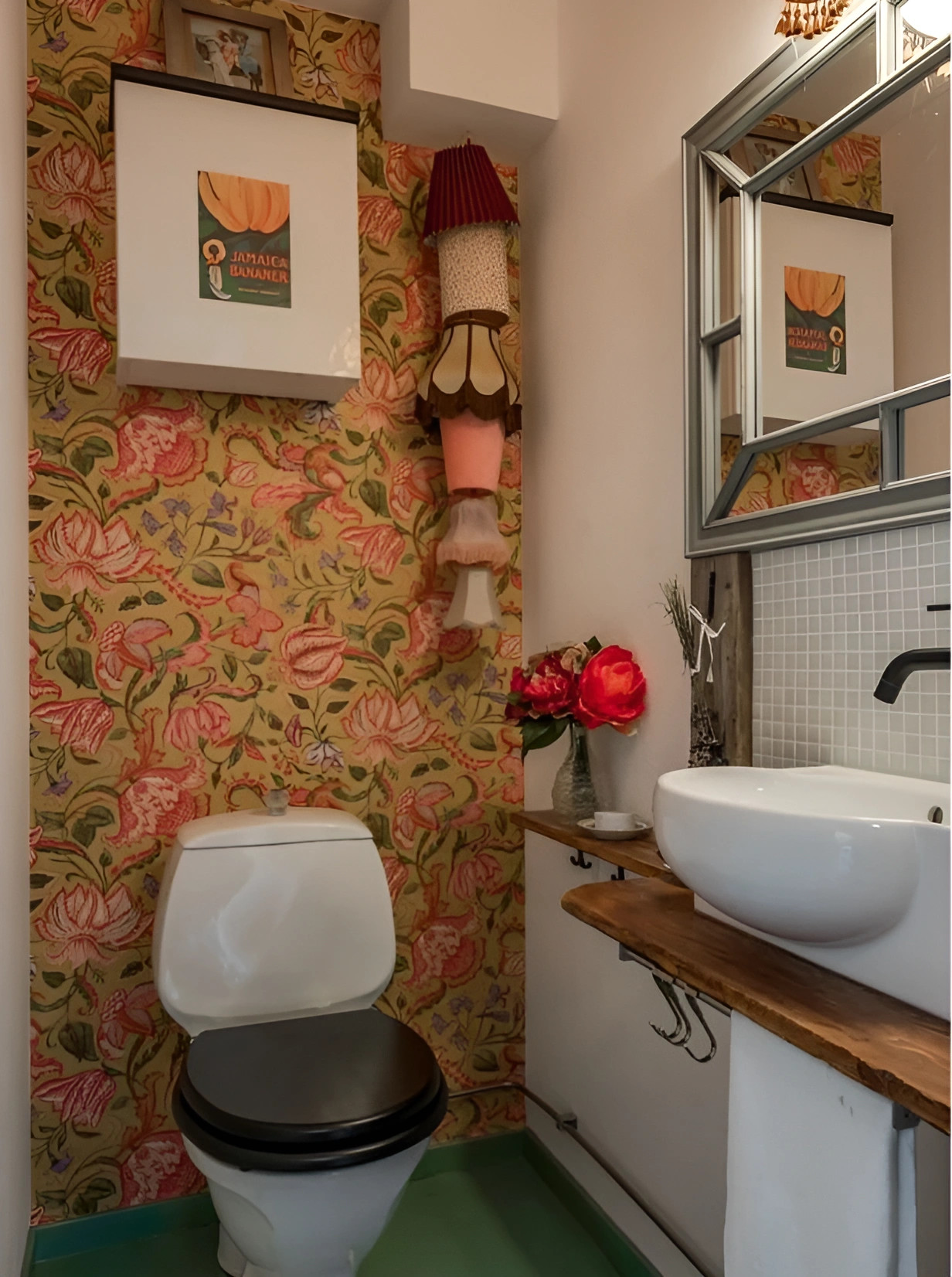 toilettes avec papier-peint fleuri toilettes avec papier-peint fleuri