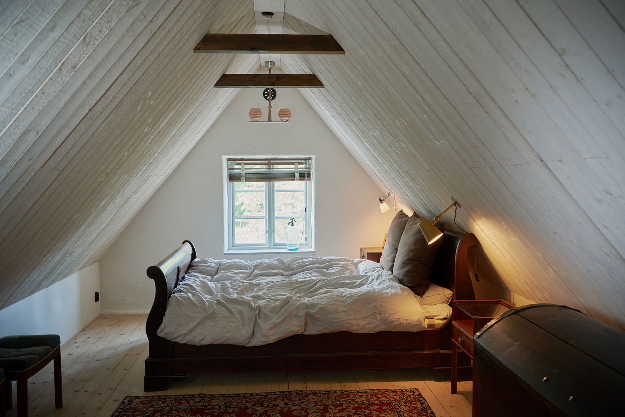 chambre mansardée avec poutres maison de campagne