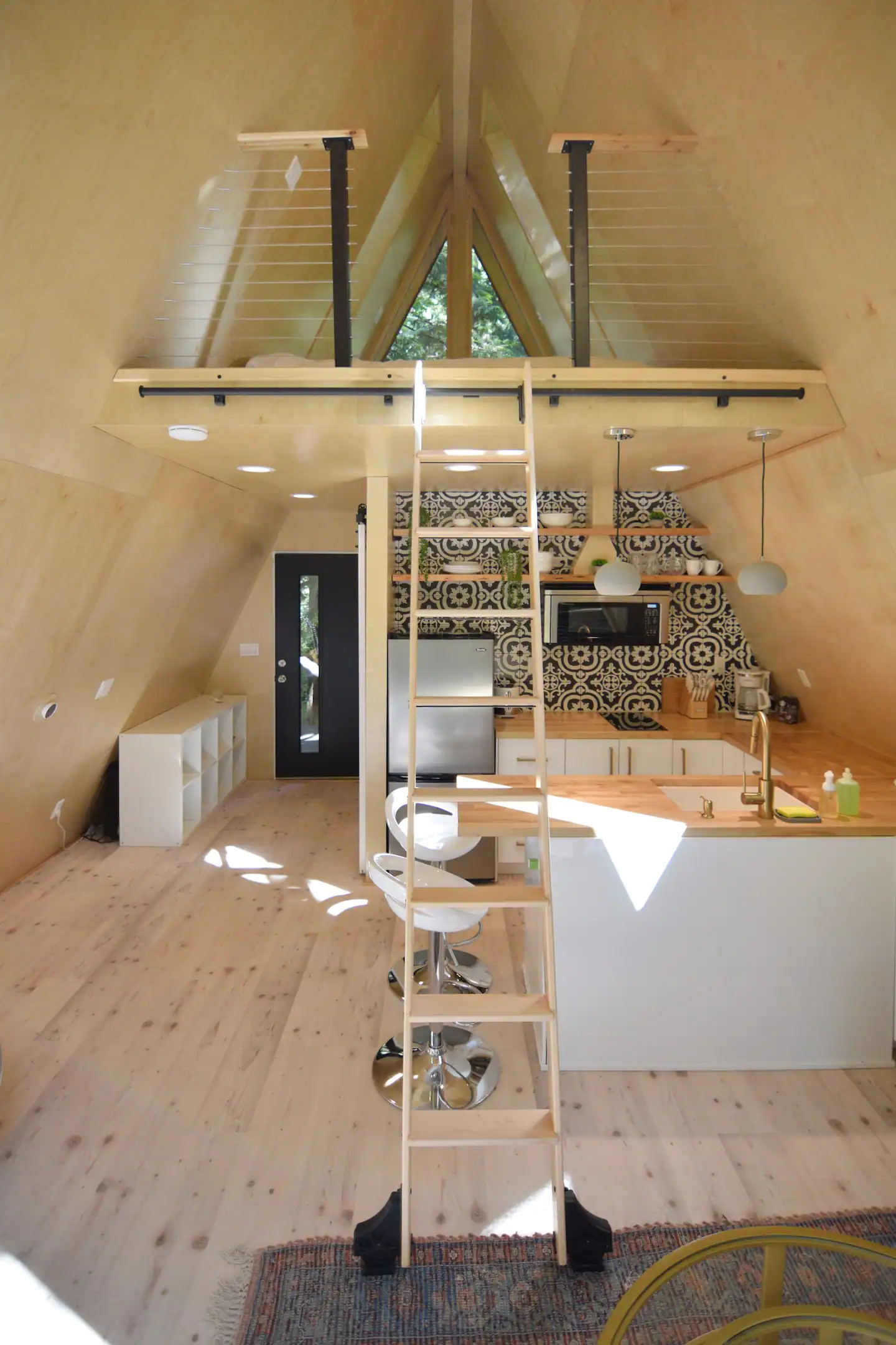 salon avec mezzanine maison A-Frame