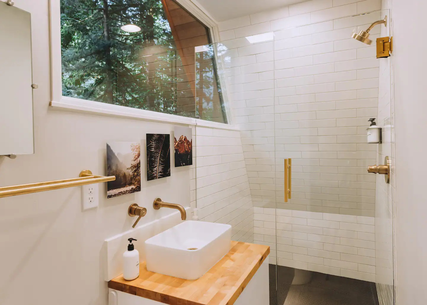 salle de bain blanc et bois