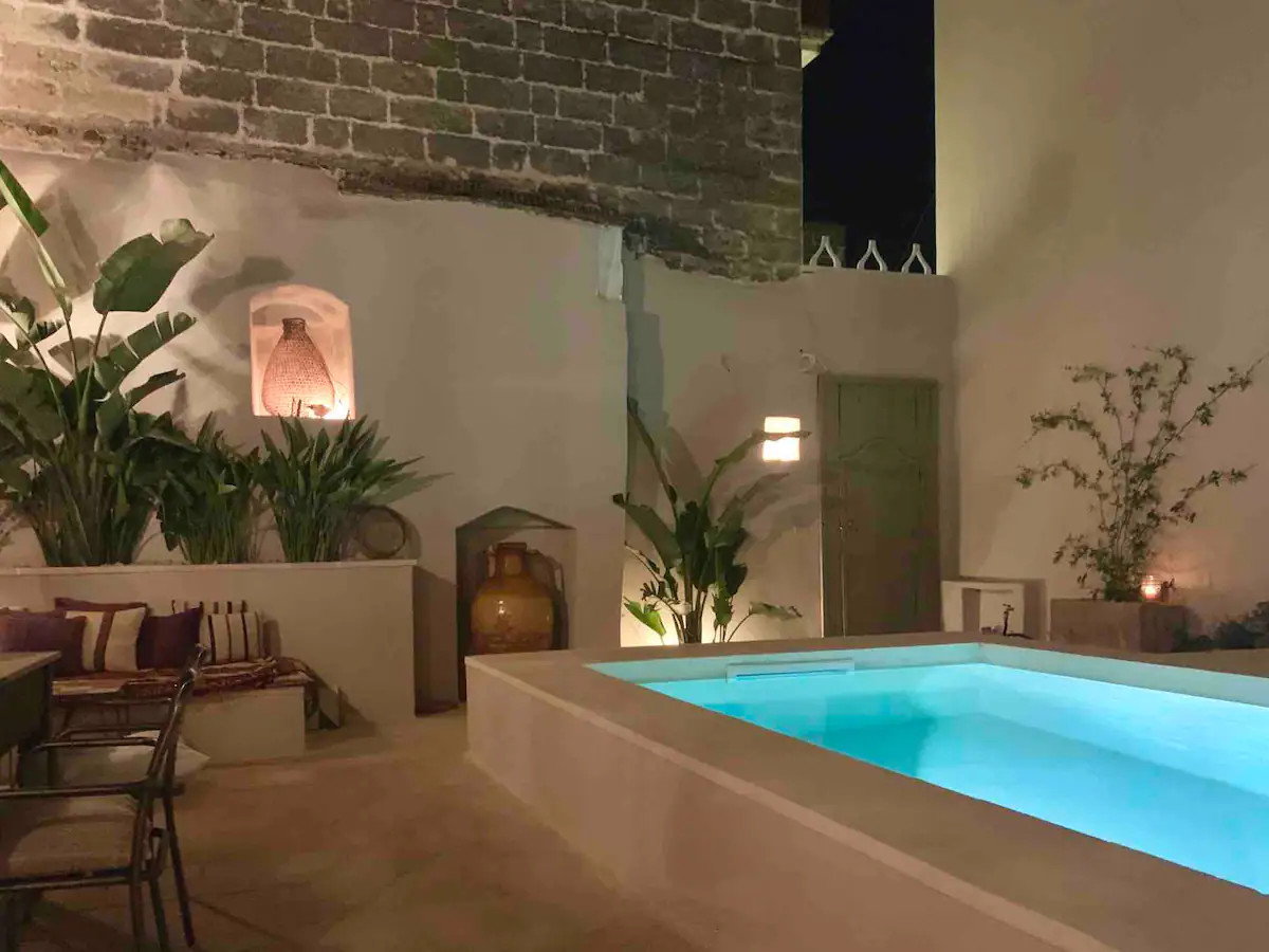 patio avec piscine turquoise maison Pouilles patio avec piscine turquoise maison Pouilles