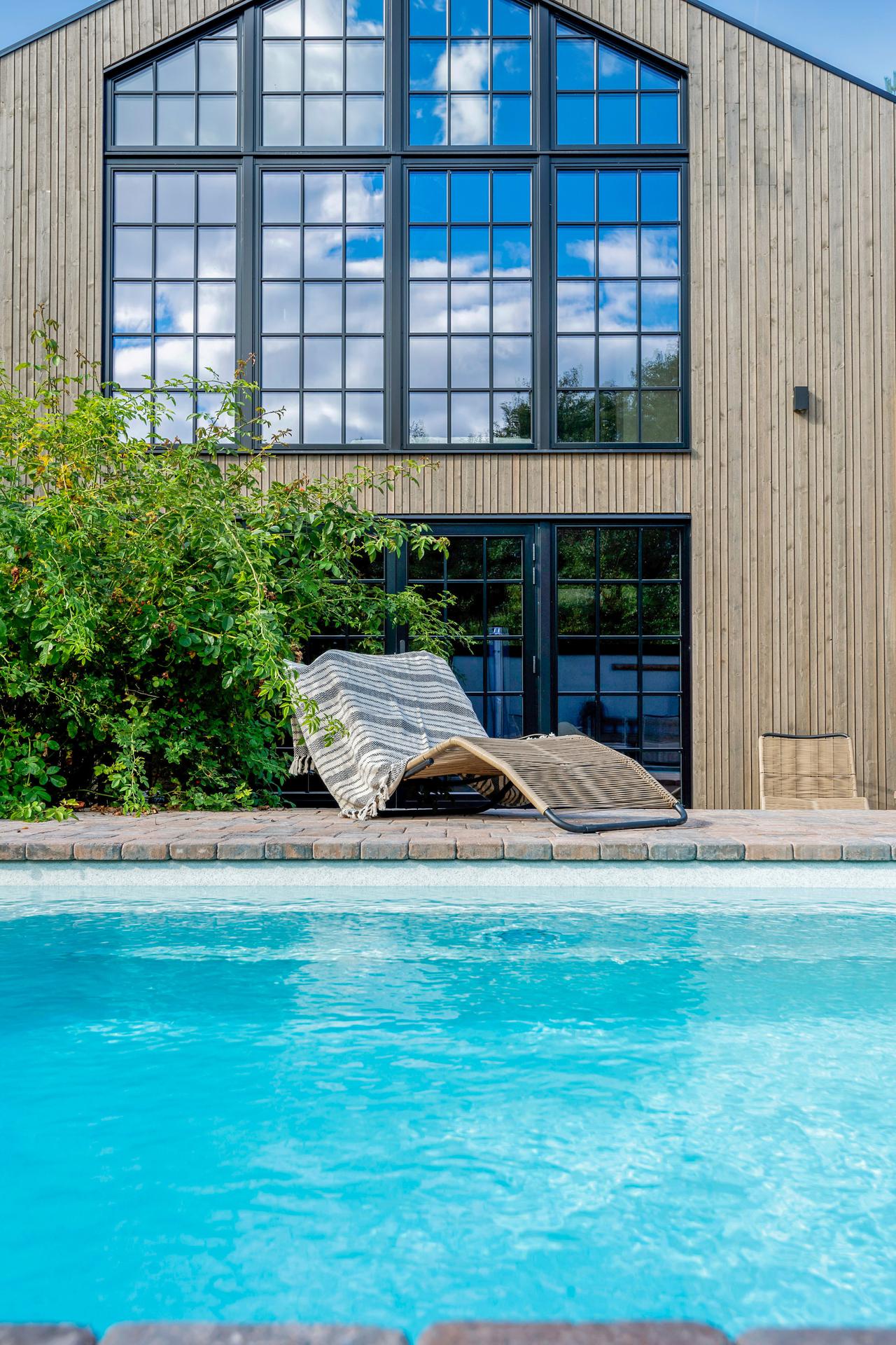 maison en bois avec piscine