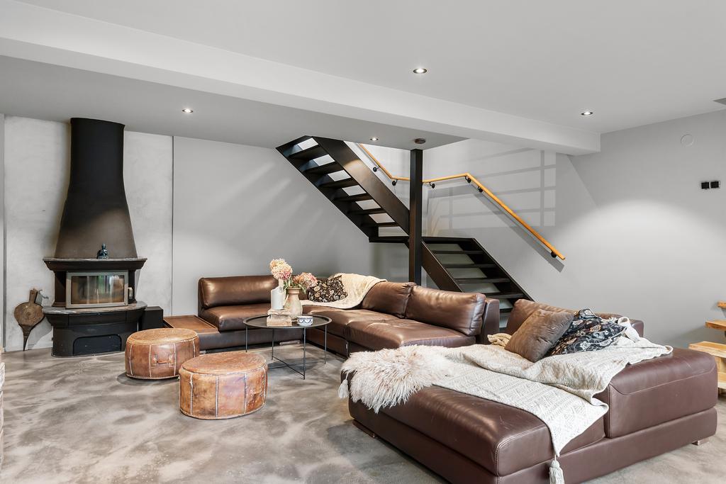 salon avec sol béton ciré maison en bois