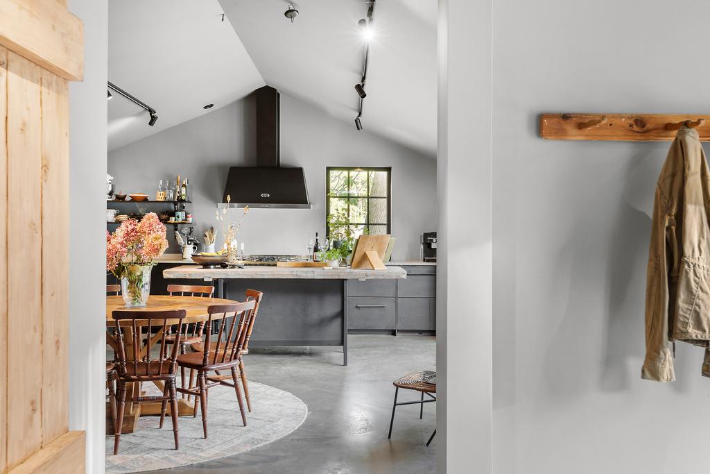 cuisine grise avec salle à manger