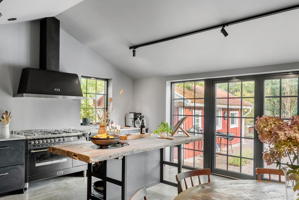 cuisine grise avec salle à manger