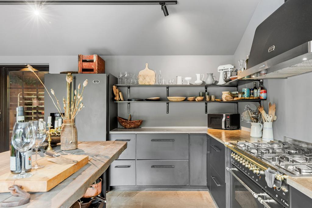 cuisine grise design avec îlot bois