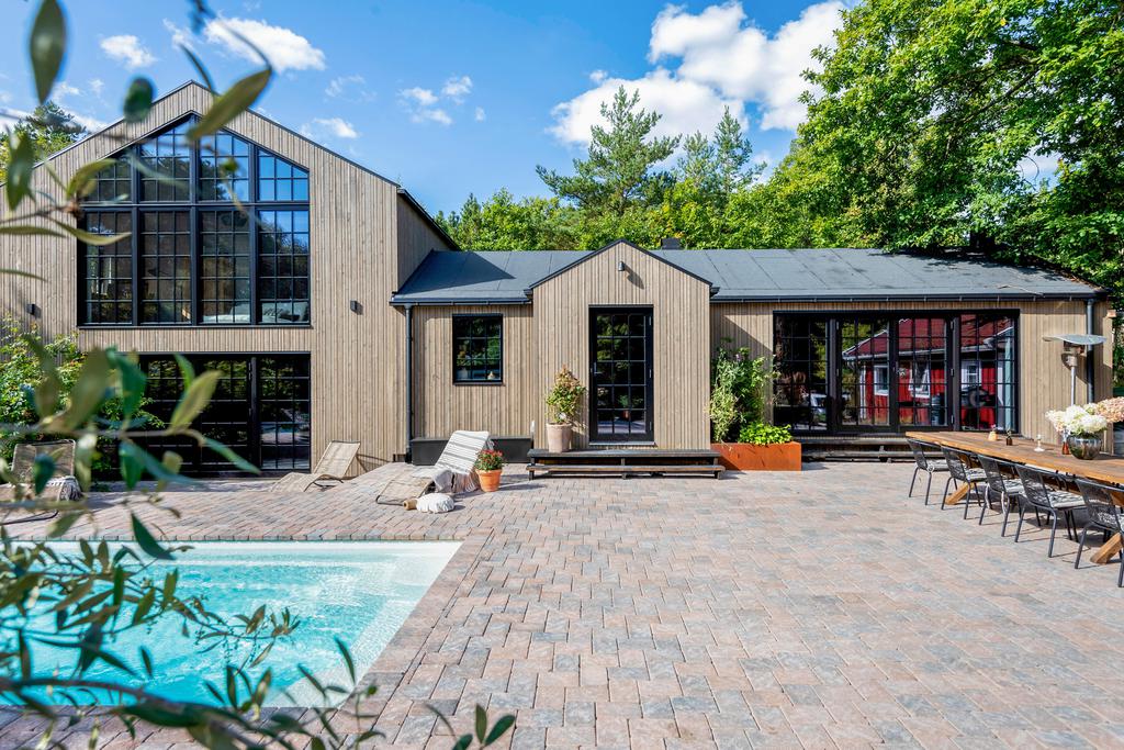 maison en bois avec piscine