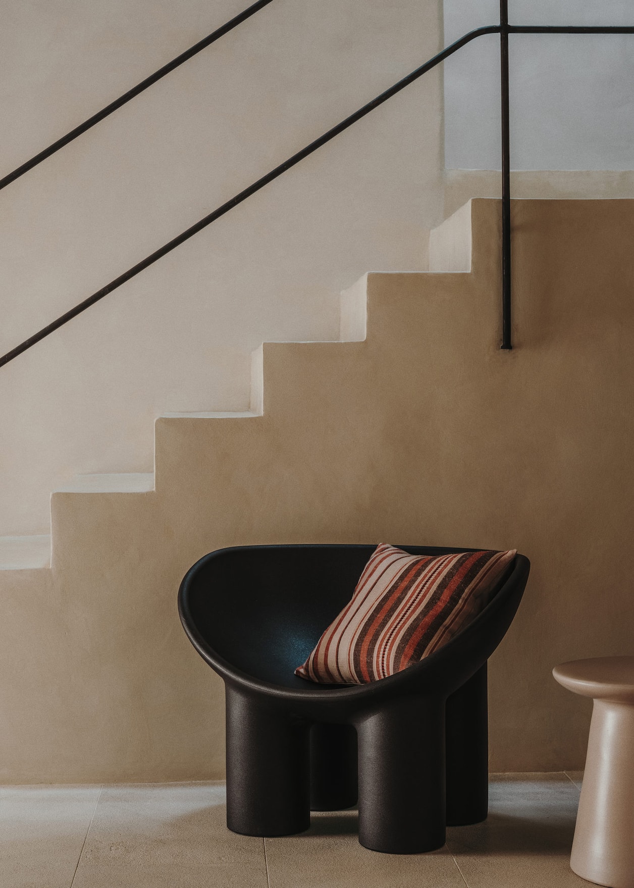 entrée avec fauteuil Roly Poly noir