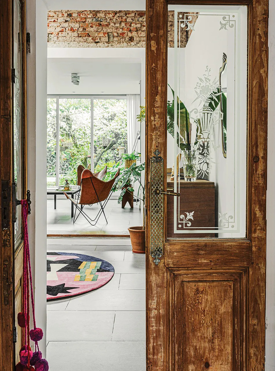 entrée maison ancienne avec jardin portes en bois patiné