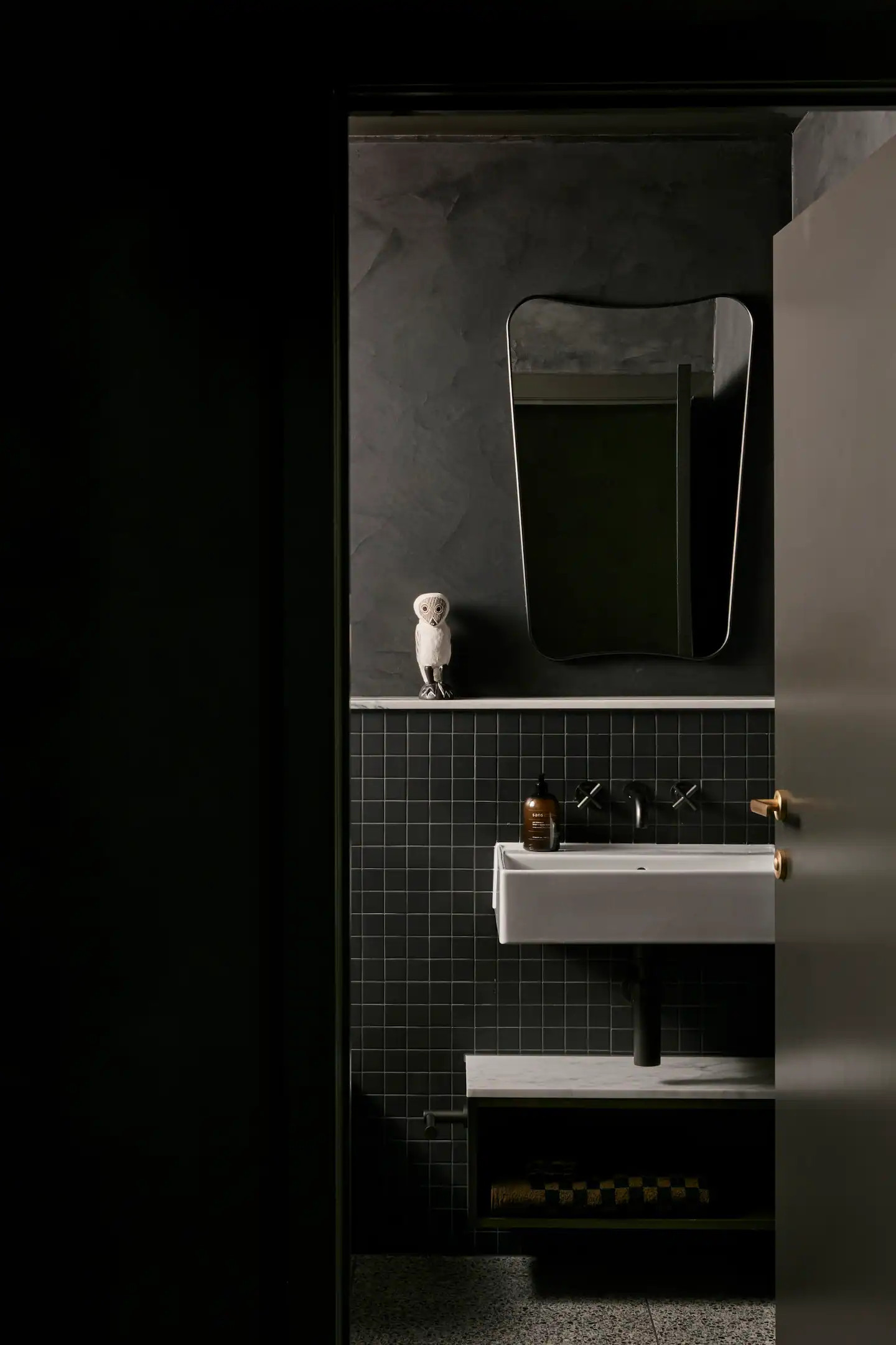salle de bain murs noirs maison australie Airbnb salle de bain murs noirs maison australie Airbnb