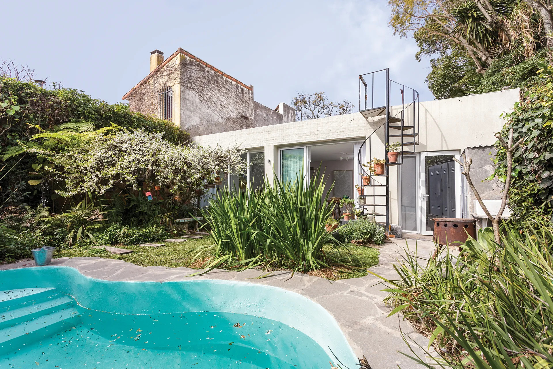 maison ancienne rénovée avec jardin et piscine