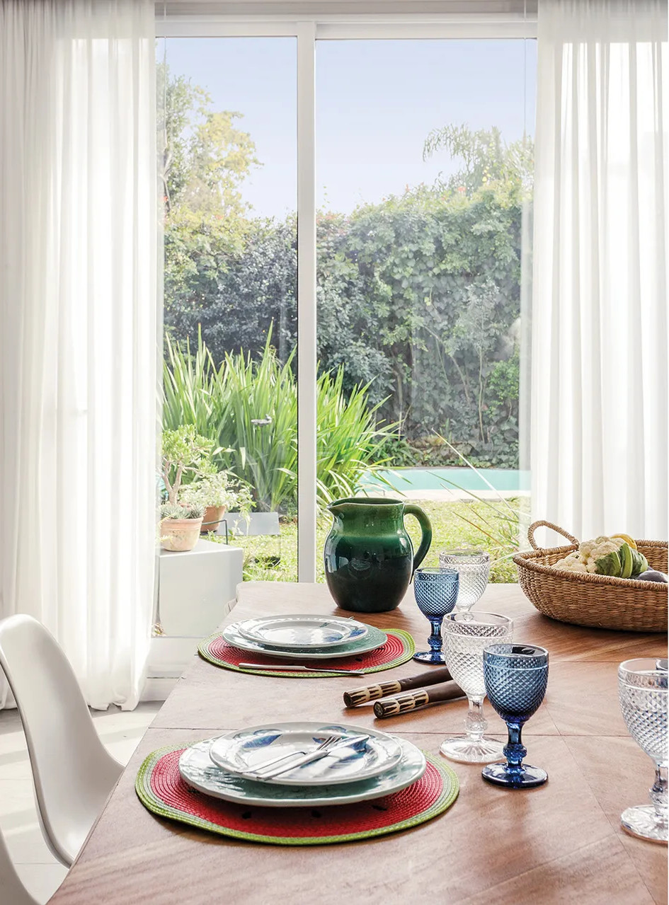 salle à manger avec baie vitrée