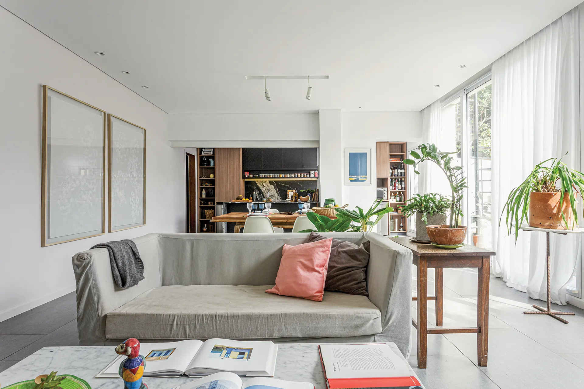 salon avec cuisine ouverte et salle à manger