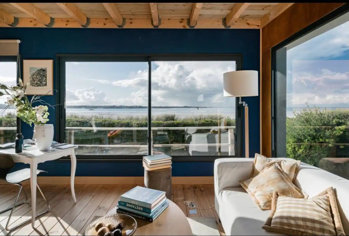 salon villa contemporaine face à la mer