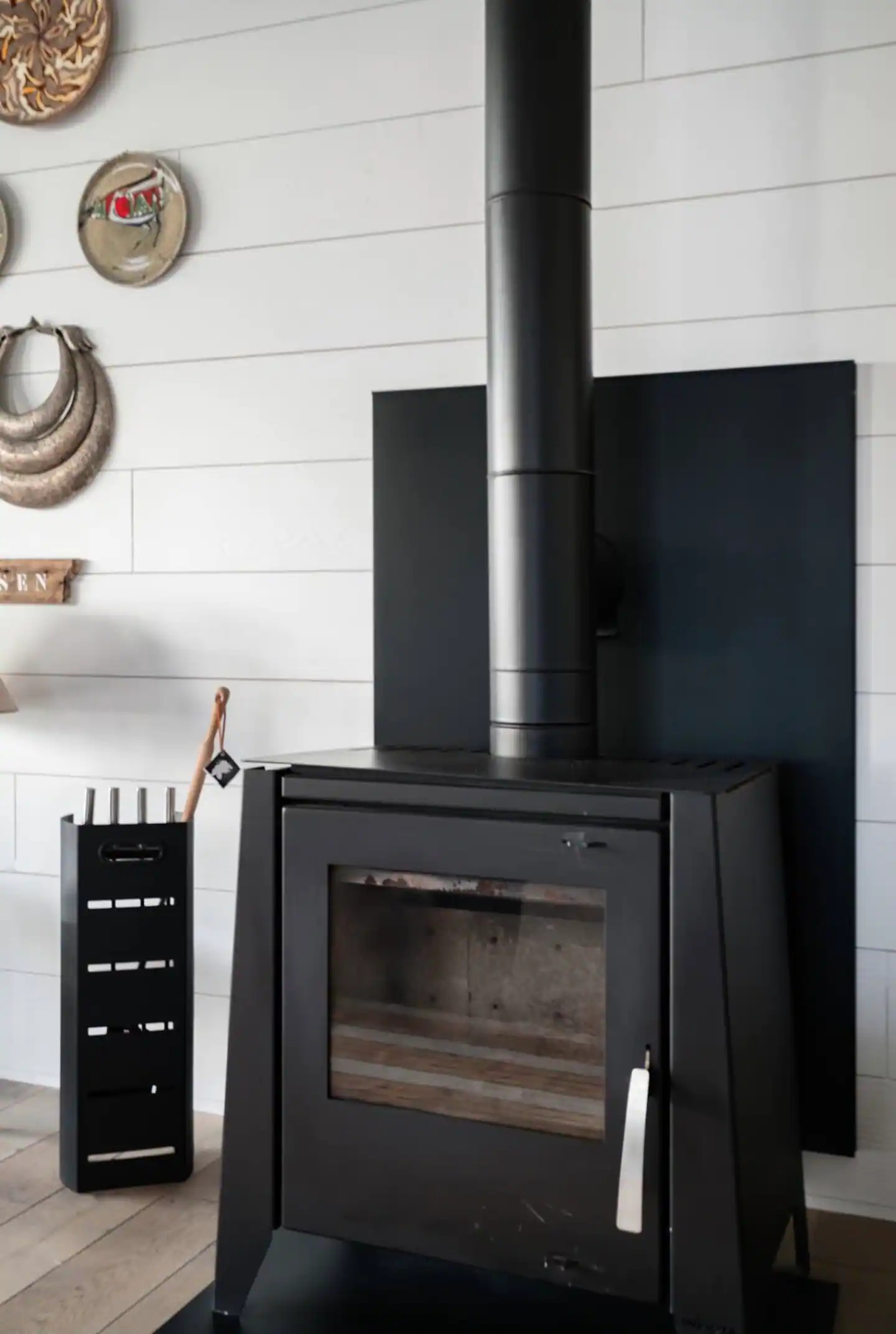 poêle à bois noir moderne