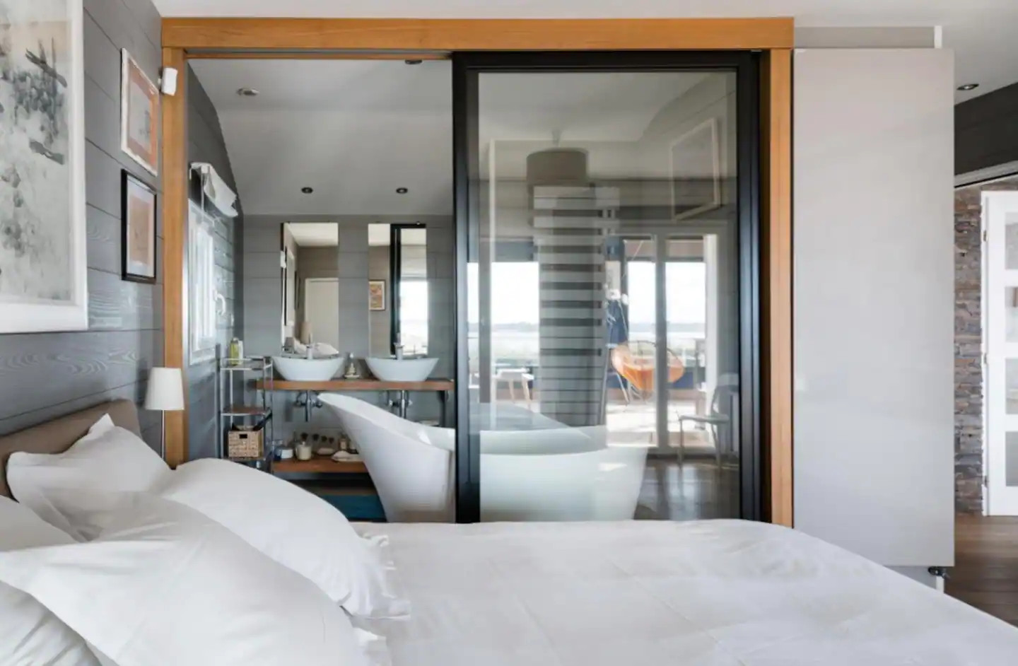 chambre avec salle de bain vitrée