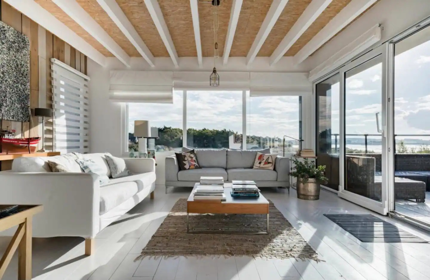 salon villa contemporaine face à la mer