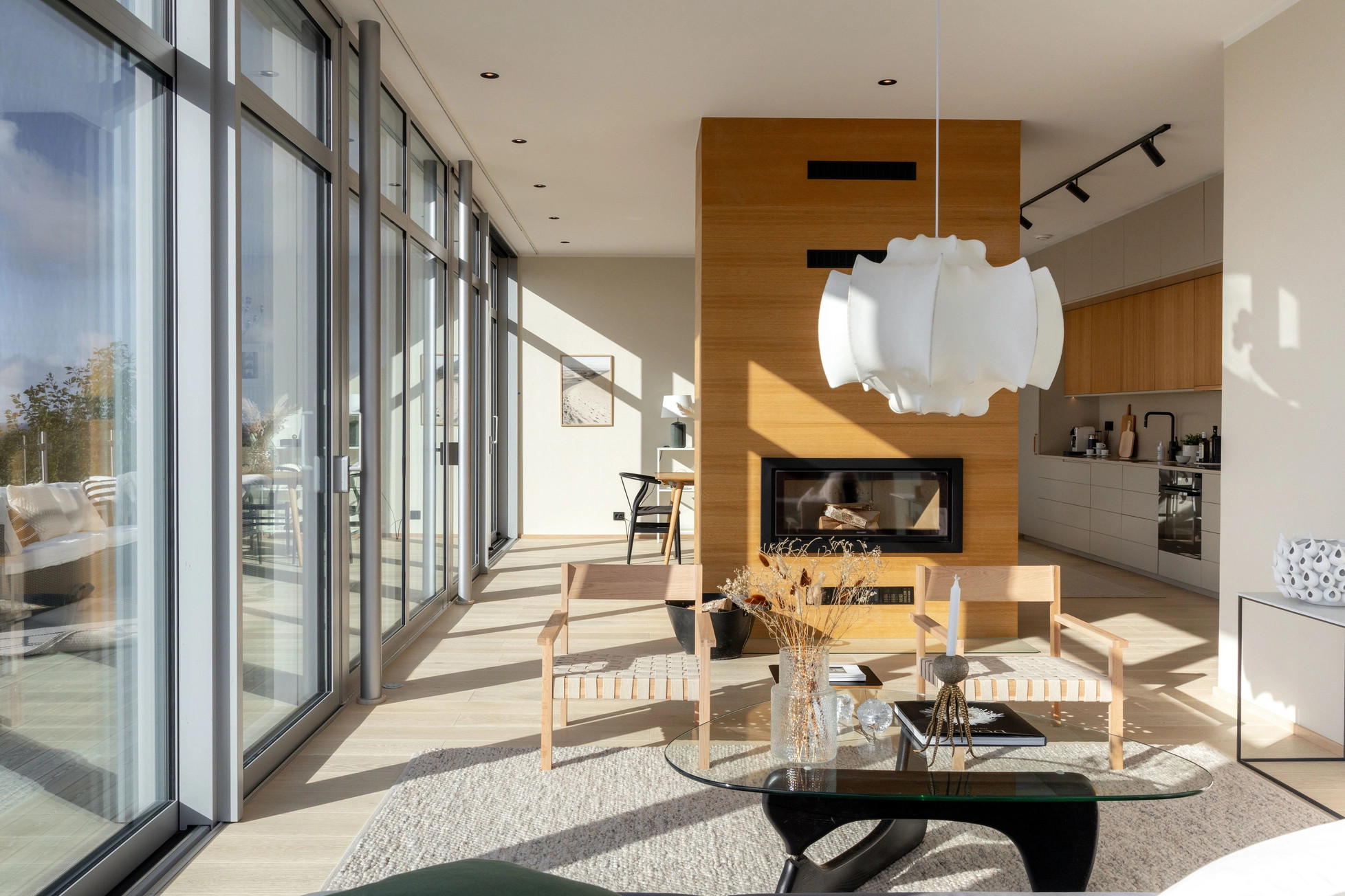 salon avec cheminée centrale maison en bois salon avec cheminée centrale maison en bois